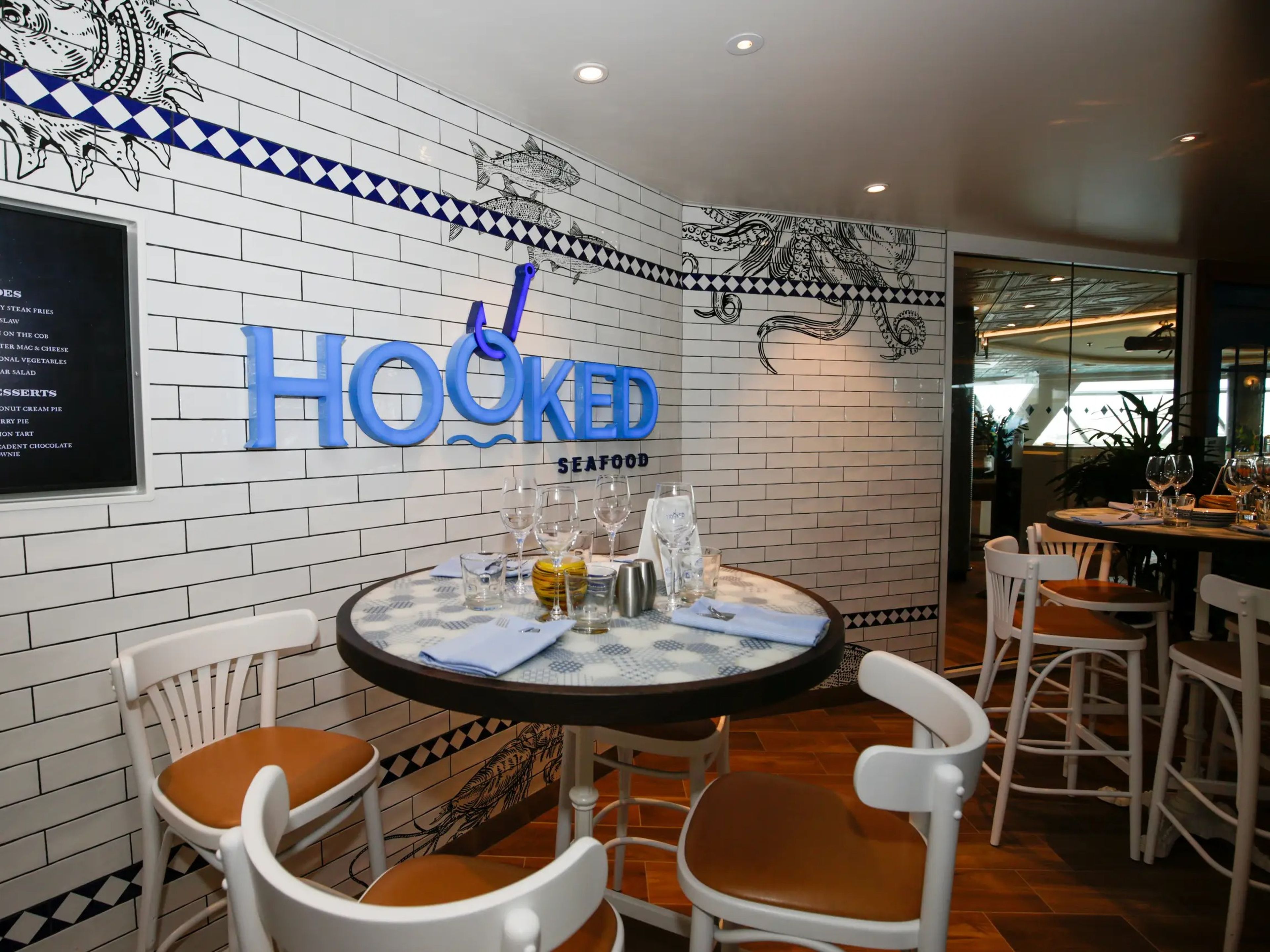 Hooked Seafood es uno de los restaurantes especializados del nuevo buque.