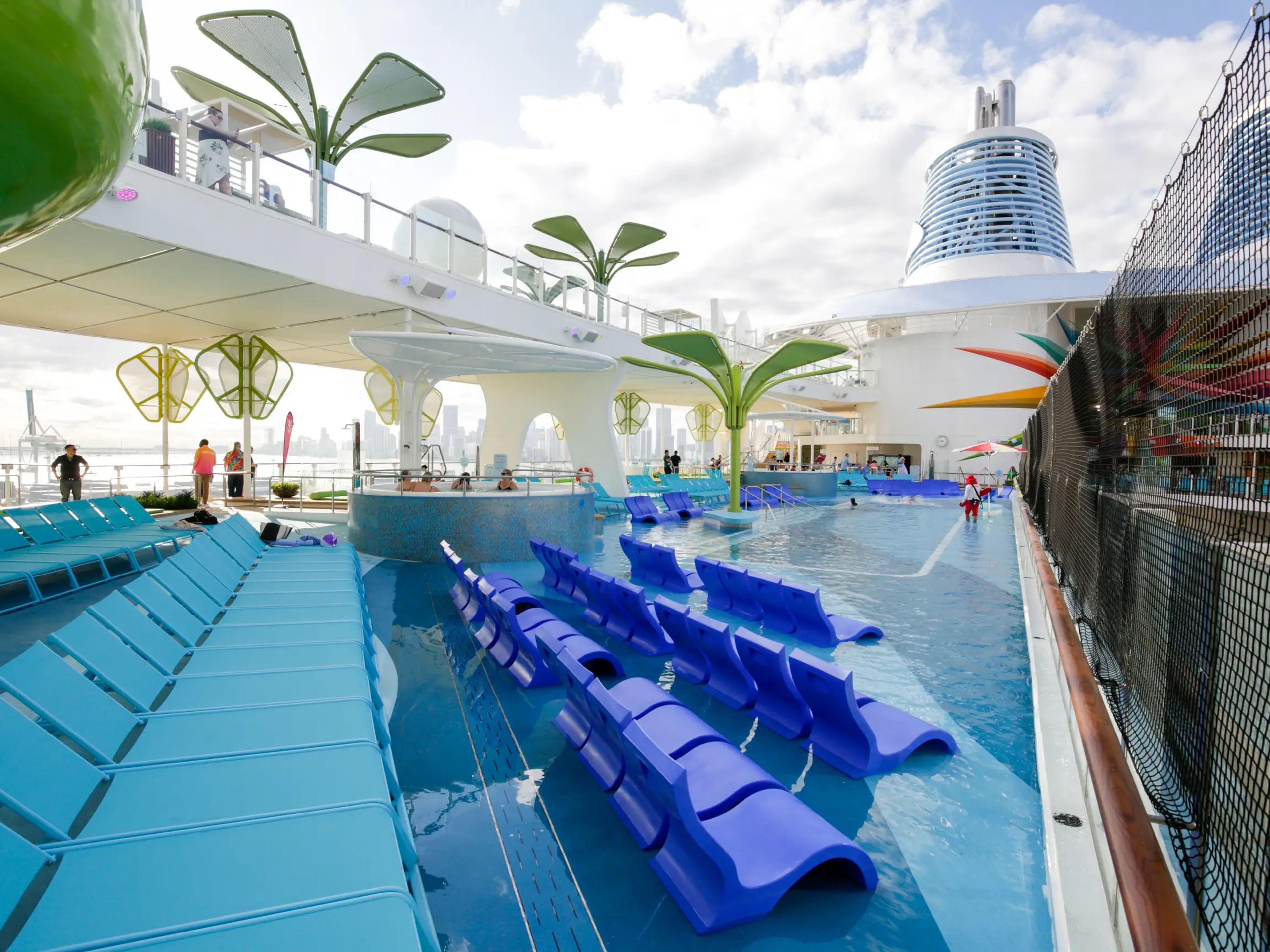 El Icon of the Seas cuenta con siete piscinas, incluida una que, según Royal Caribbean, es la mayor del mar.