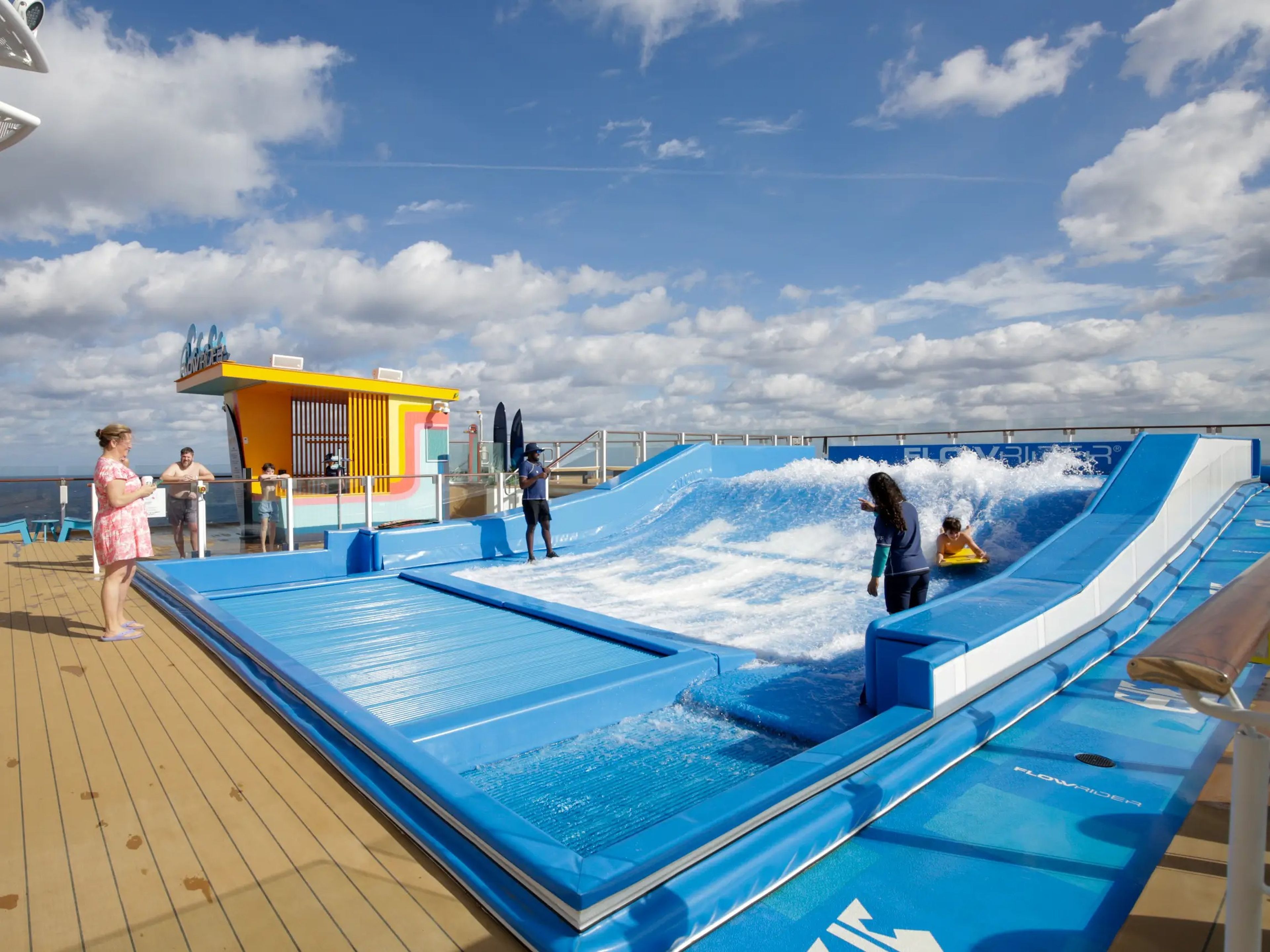 Thrill Island ofrece actividades al aire libre, como un simulador de surf.