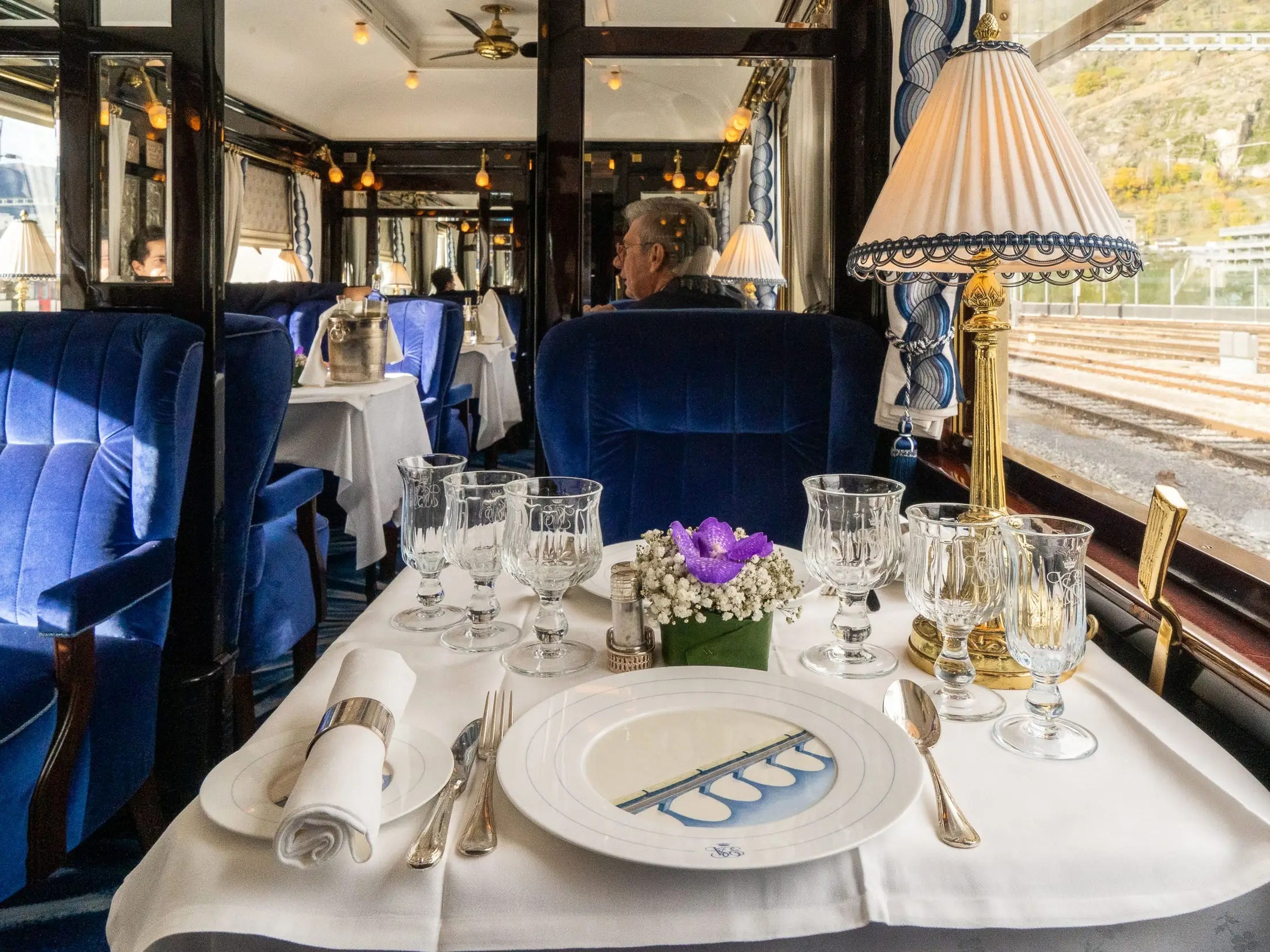 Interior del vagón restaurante Côte d'Azur.