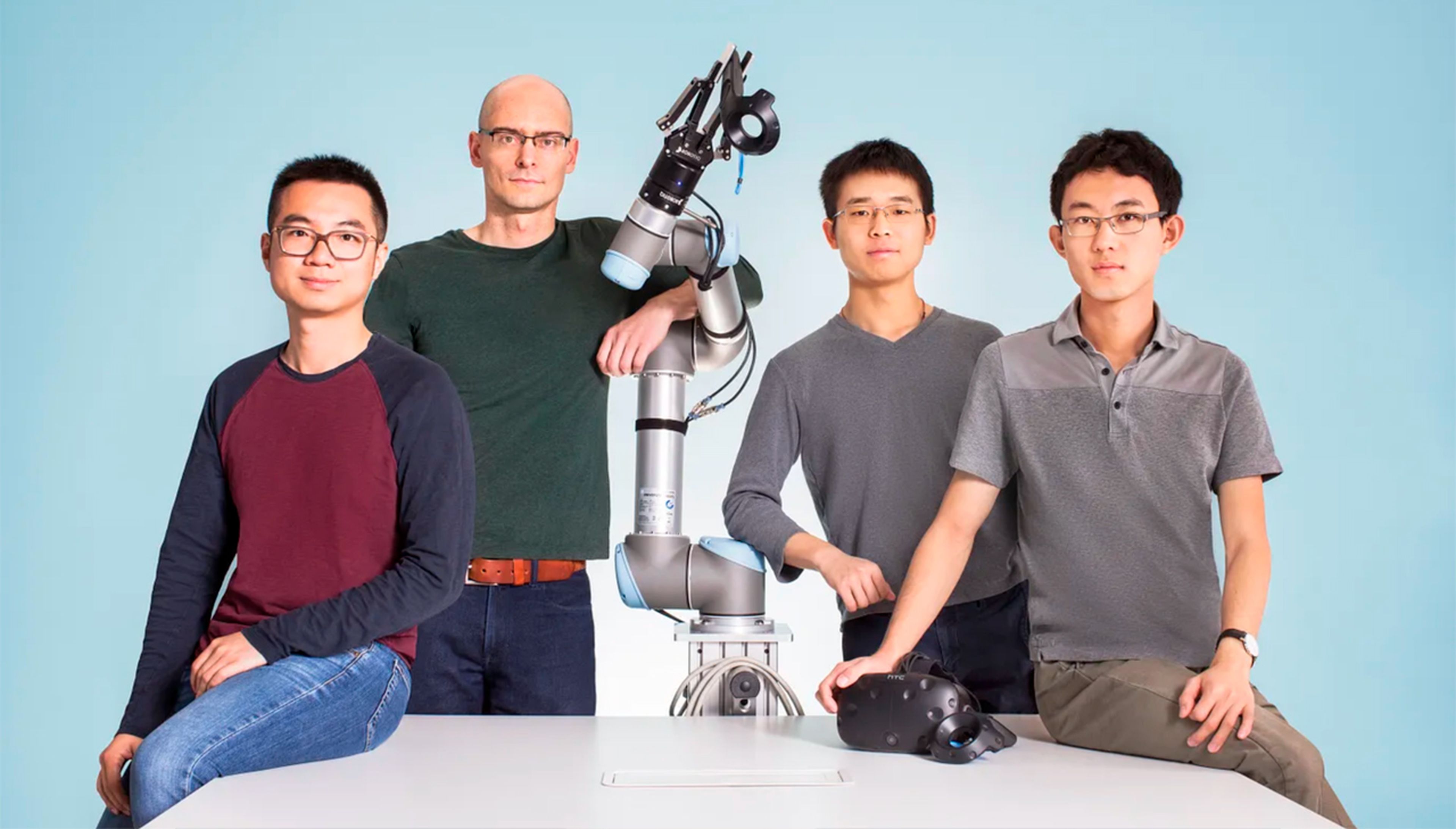 De izquierda a derecha, el equipo fundador de Covariant: Peter Chen, CEO; Pieter Abbeel, Presidente y Director Científico; Rocky Duan, Director Técnico; Tianhao Zhang, Investigador Científico.