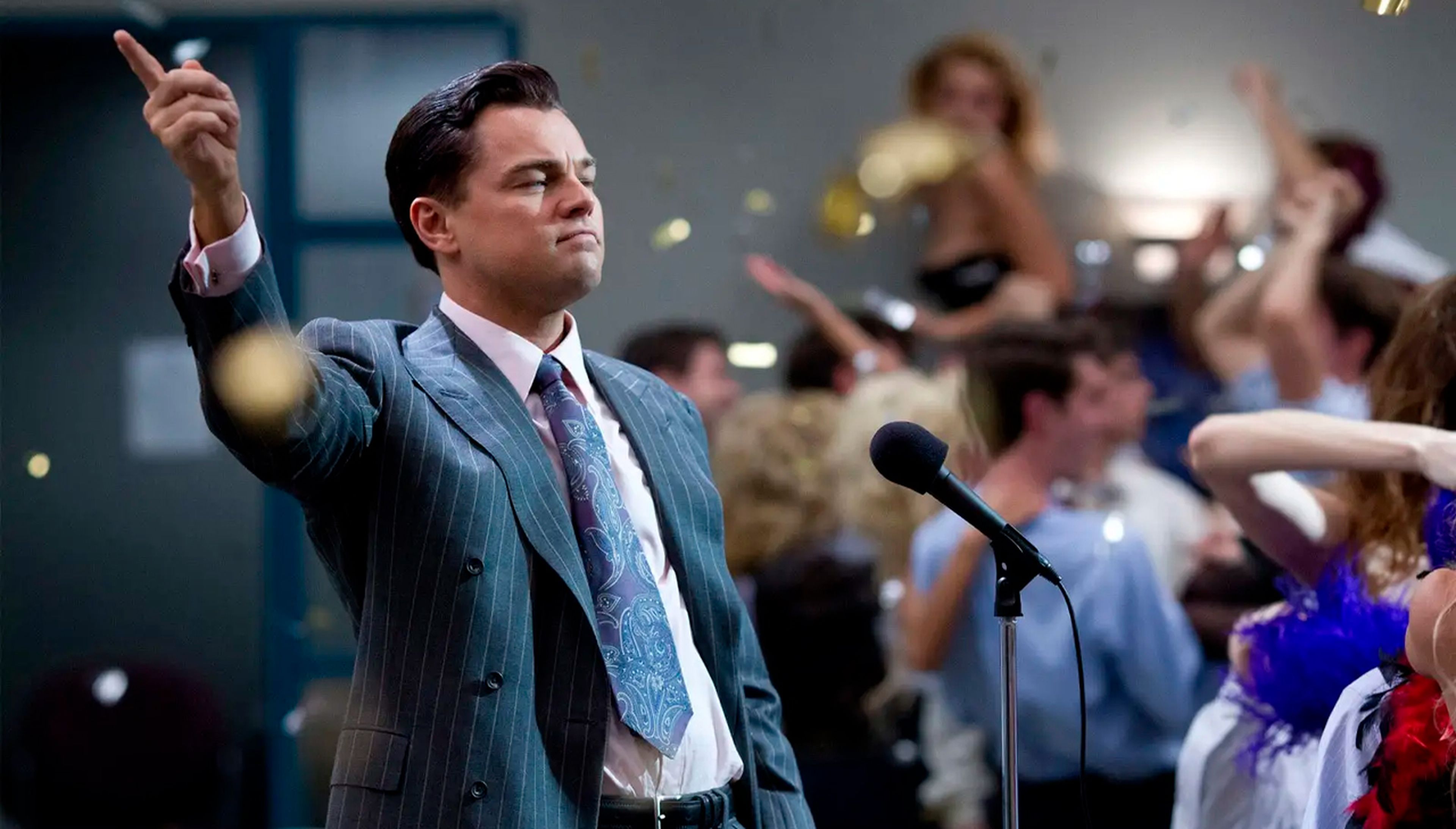 Leonardo DiCaprio en una escena de fiesta de la película 'El lobo de Wall Street'.