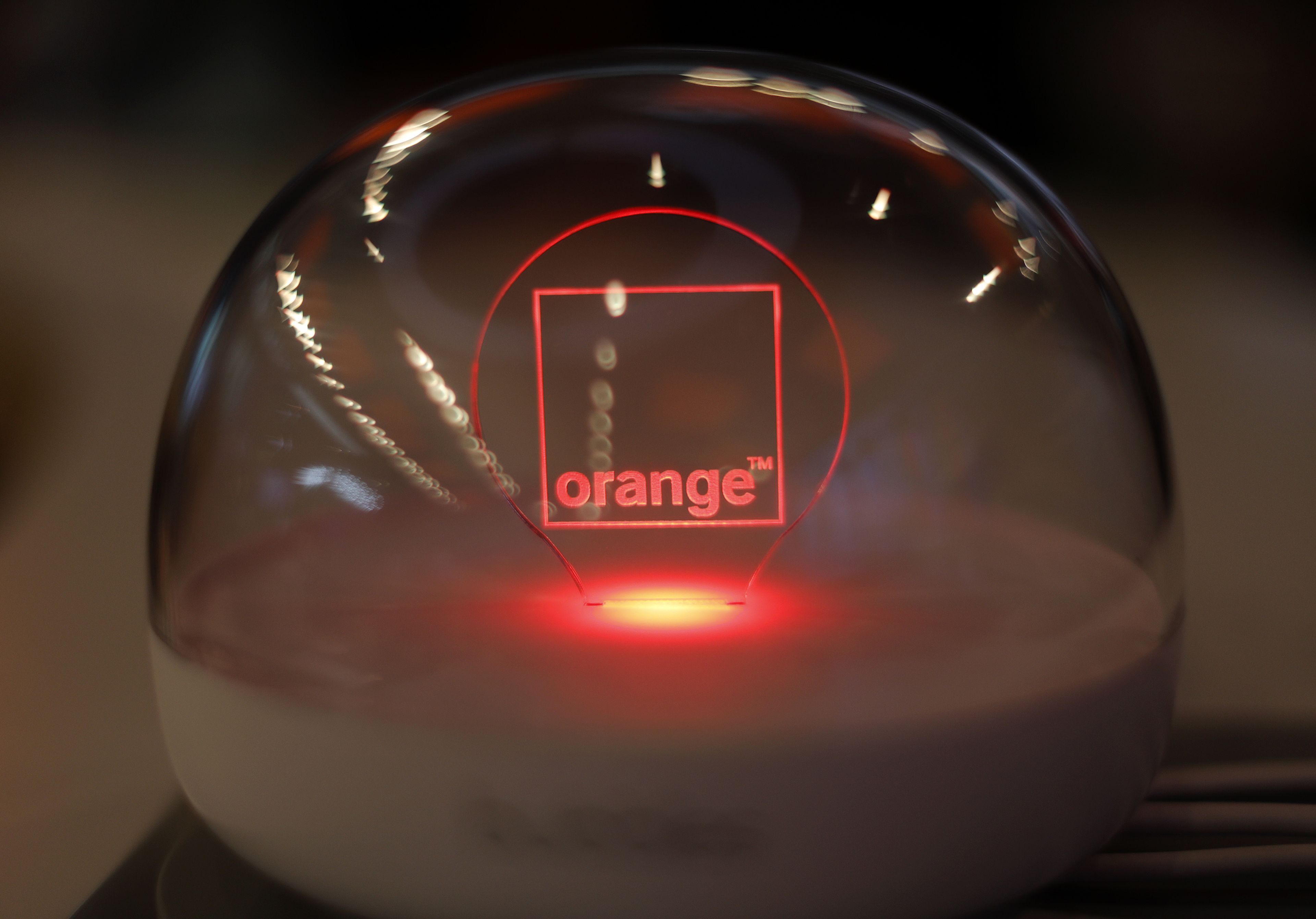 El logo de Orange en una burbuja de plástico en el Mobile World Congress de Barcelona.