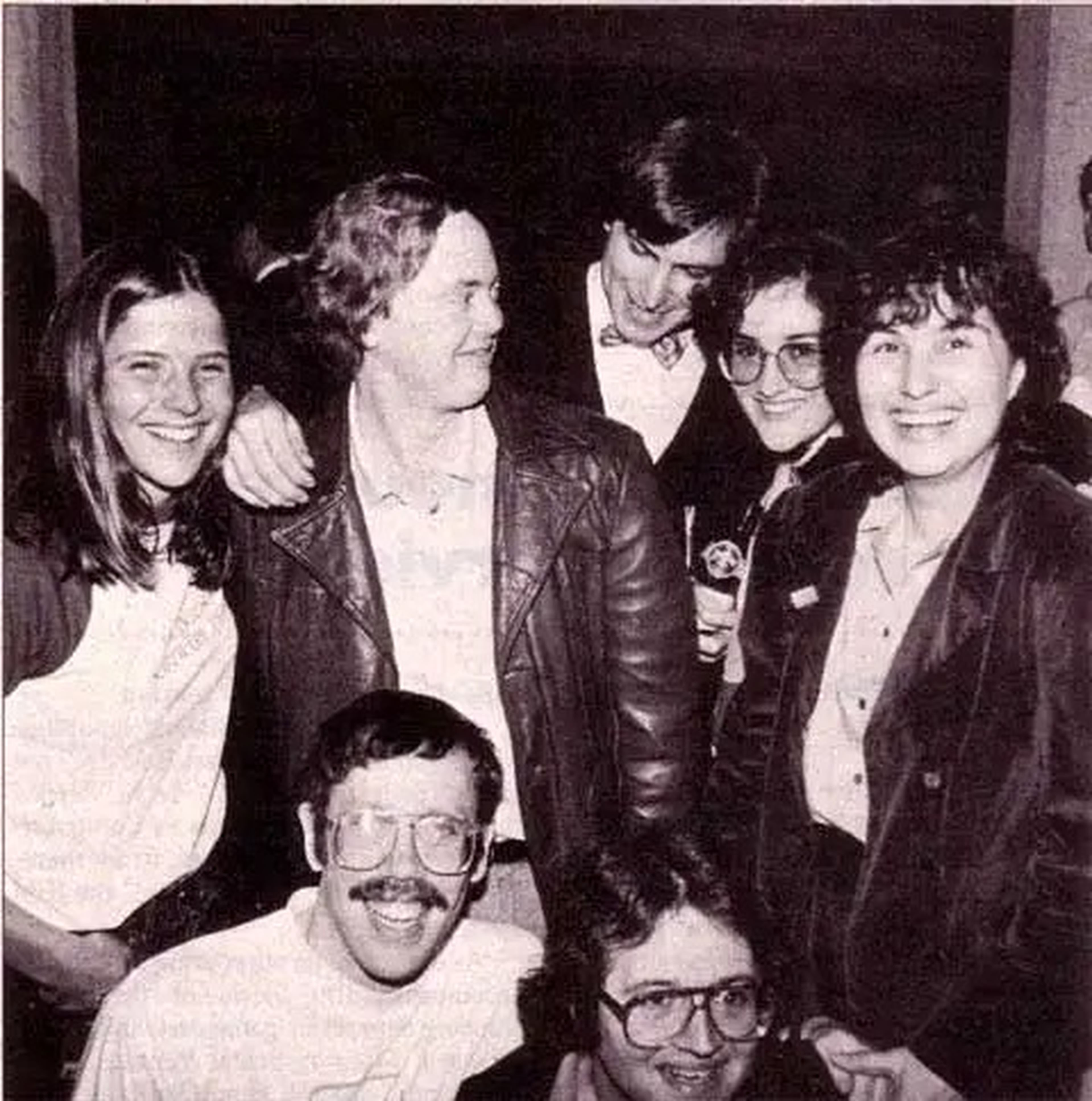 Miembros del equipo Mac tras la presentación del ordenador Macintosh. De izquierda a derecha de pie: Rony Sebok, Burrell Smith, Steve Jobs, Joanna Hoffman y Hasmig Seropian; arrodillados están Bill Atkinson y Andy Hertzfeld.