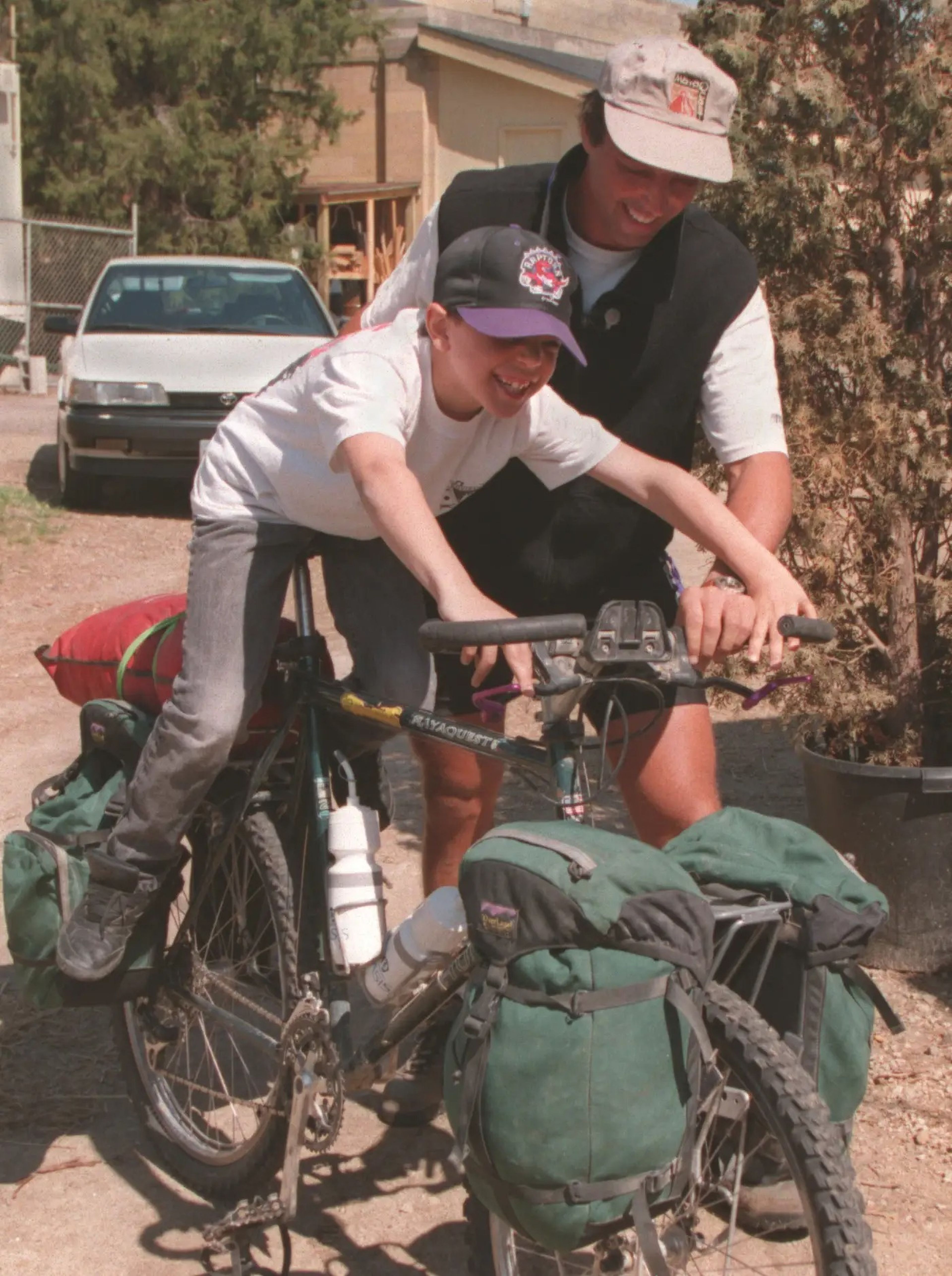 Dan Buettner da un paseo en bici a su hijo tras recorrer en bicicleta las selvas de México y Centroamérica en 1995.