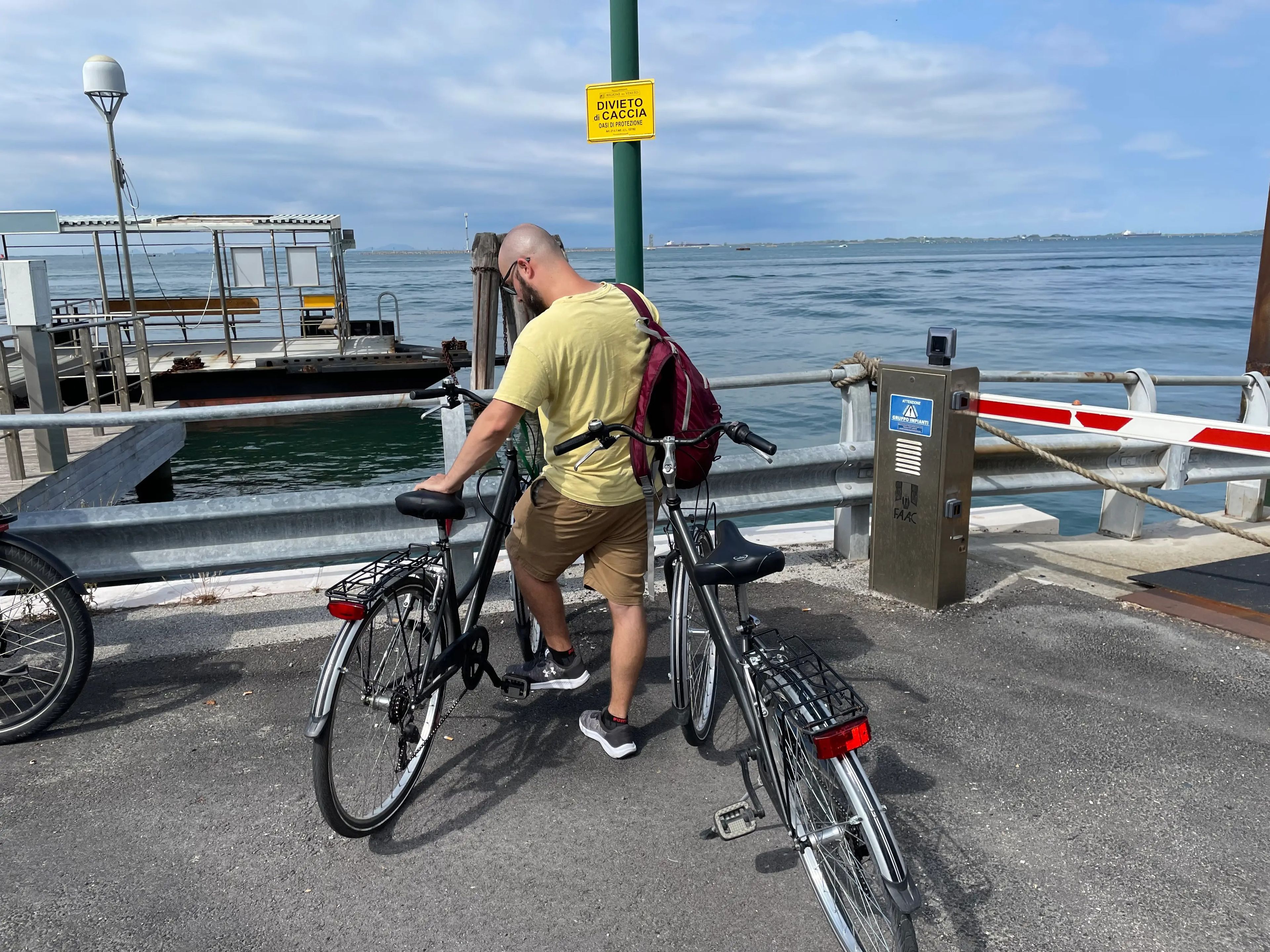 Mi marido y yo alquilamos bicicletas para explorar los alrededores de Venecia.
