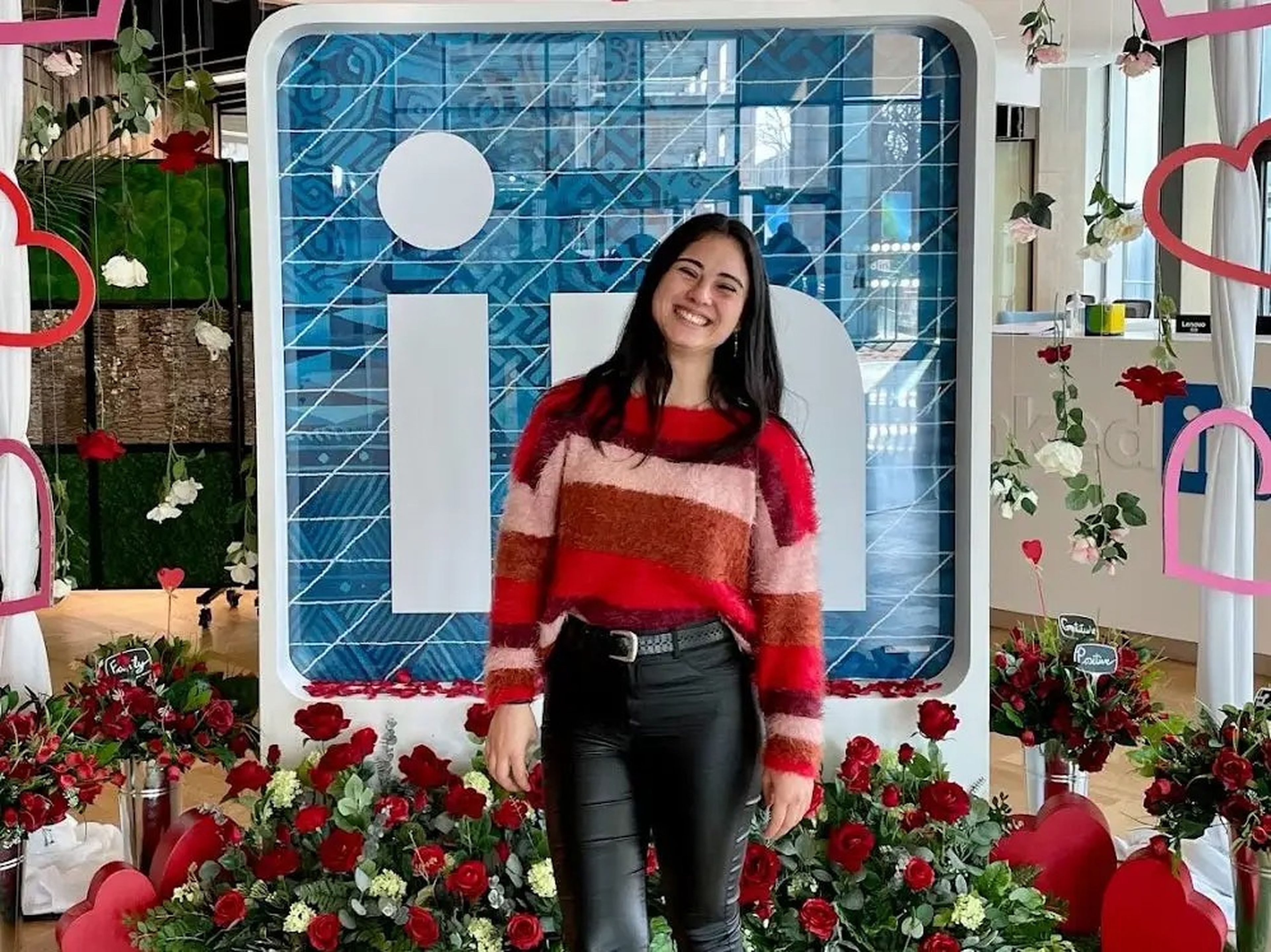 Mariana Kobayashi in front of the LinkedIn logo