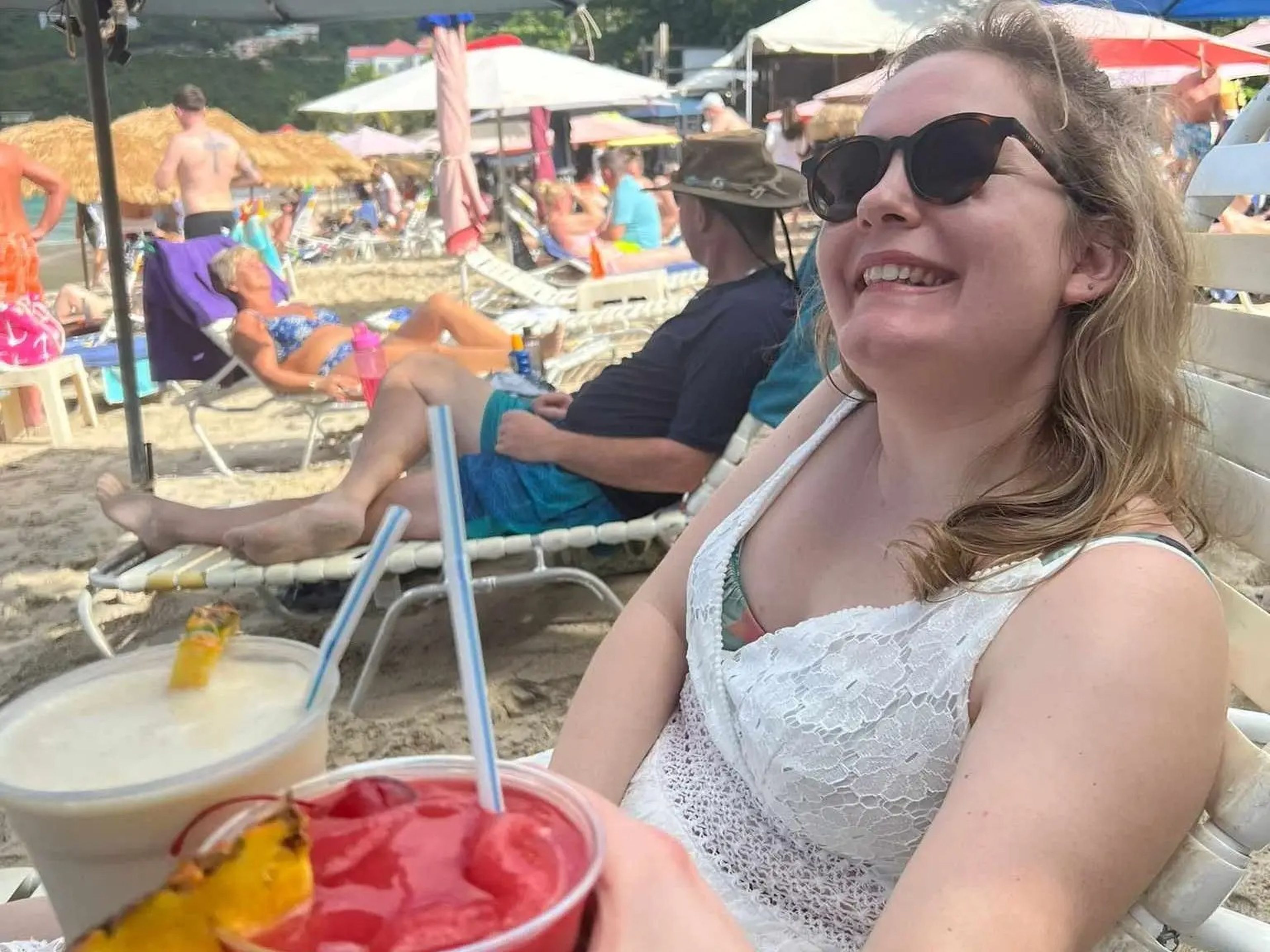 La autora bebiendo un cóctel sin alcohol en Tórtola.