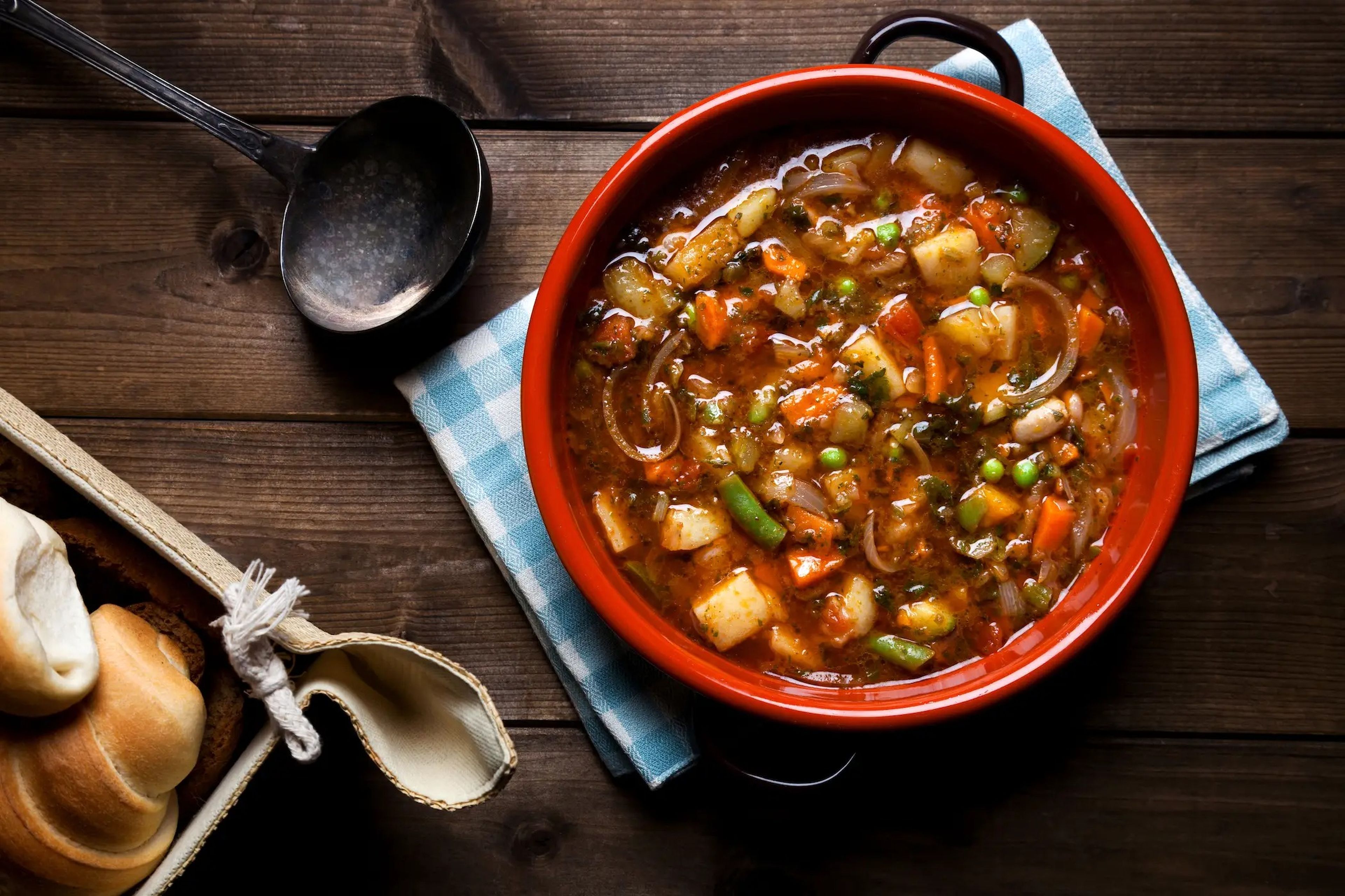 A Buettner le encanta cocinar sopa Minestrone en una olla de cocción lenta. Esta receta combina legumbres, vegetales y sabrosas especias.