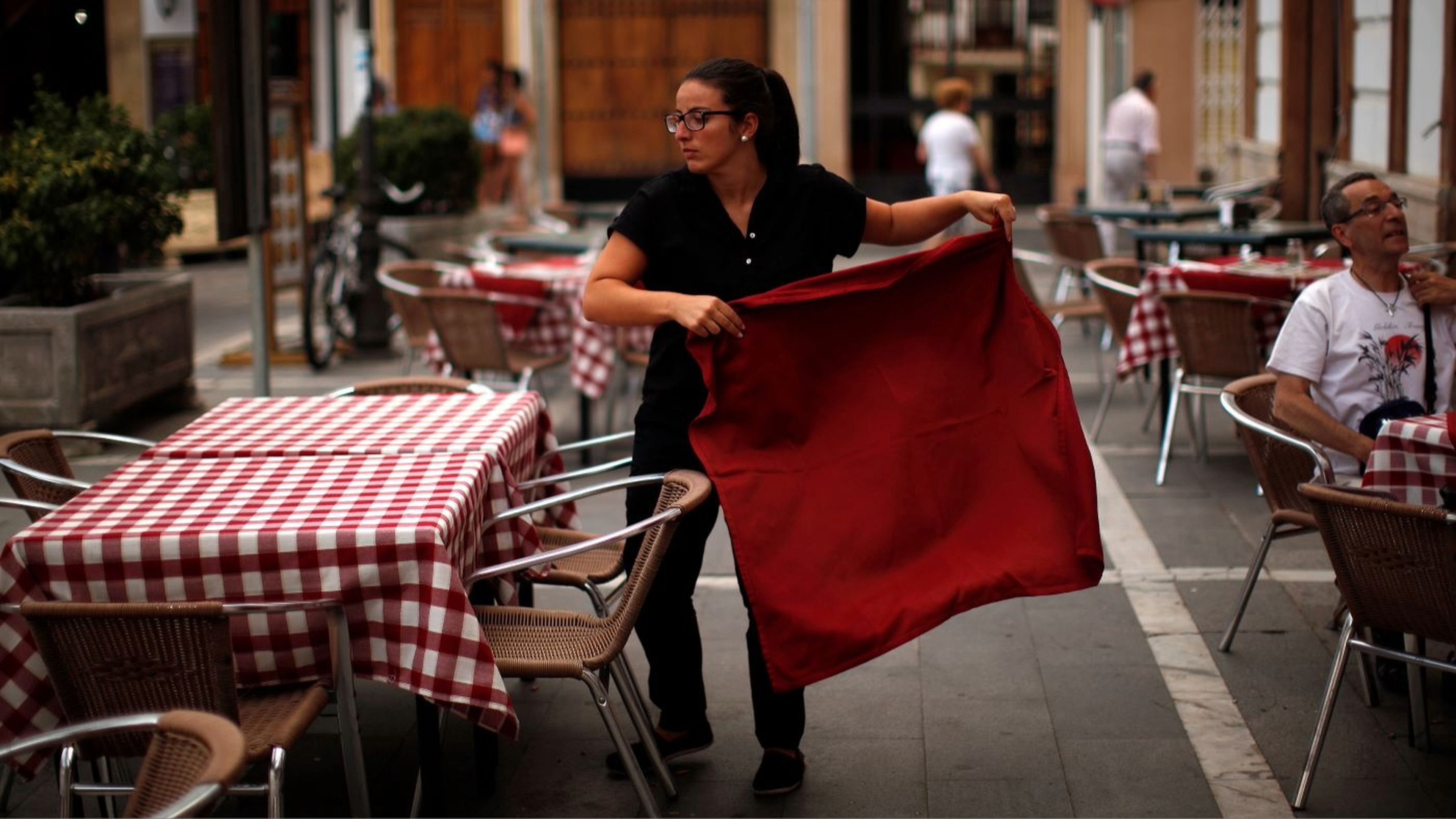 Mujer camarera en una terraza, España
