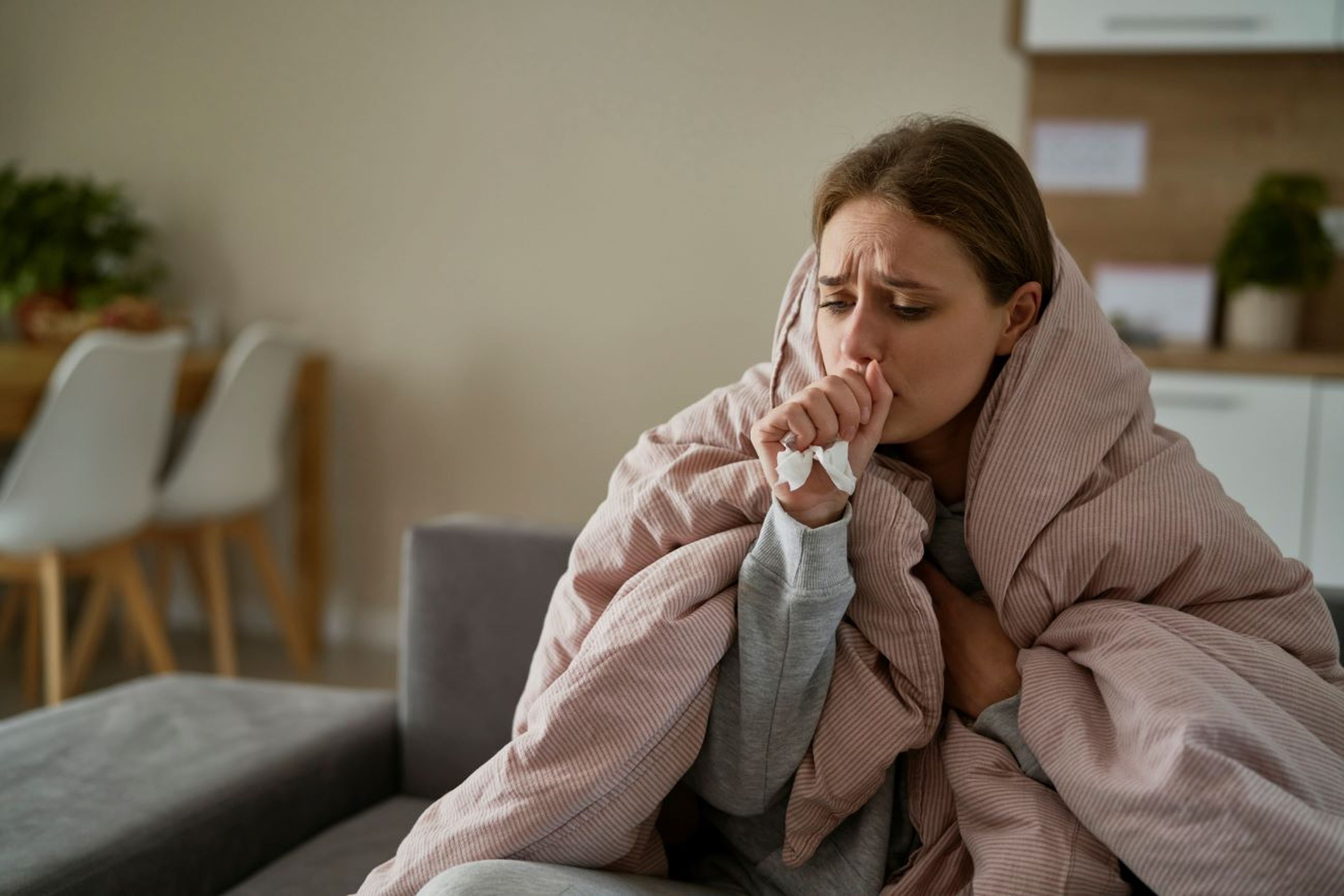 Mujer enferma con gripe, tos, estornudo