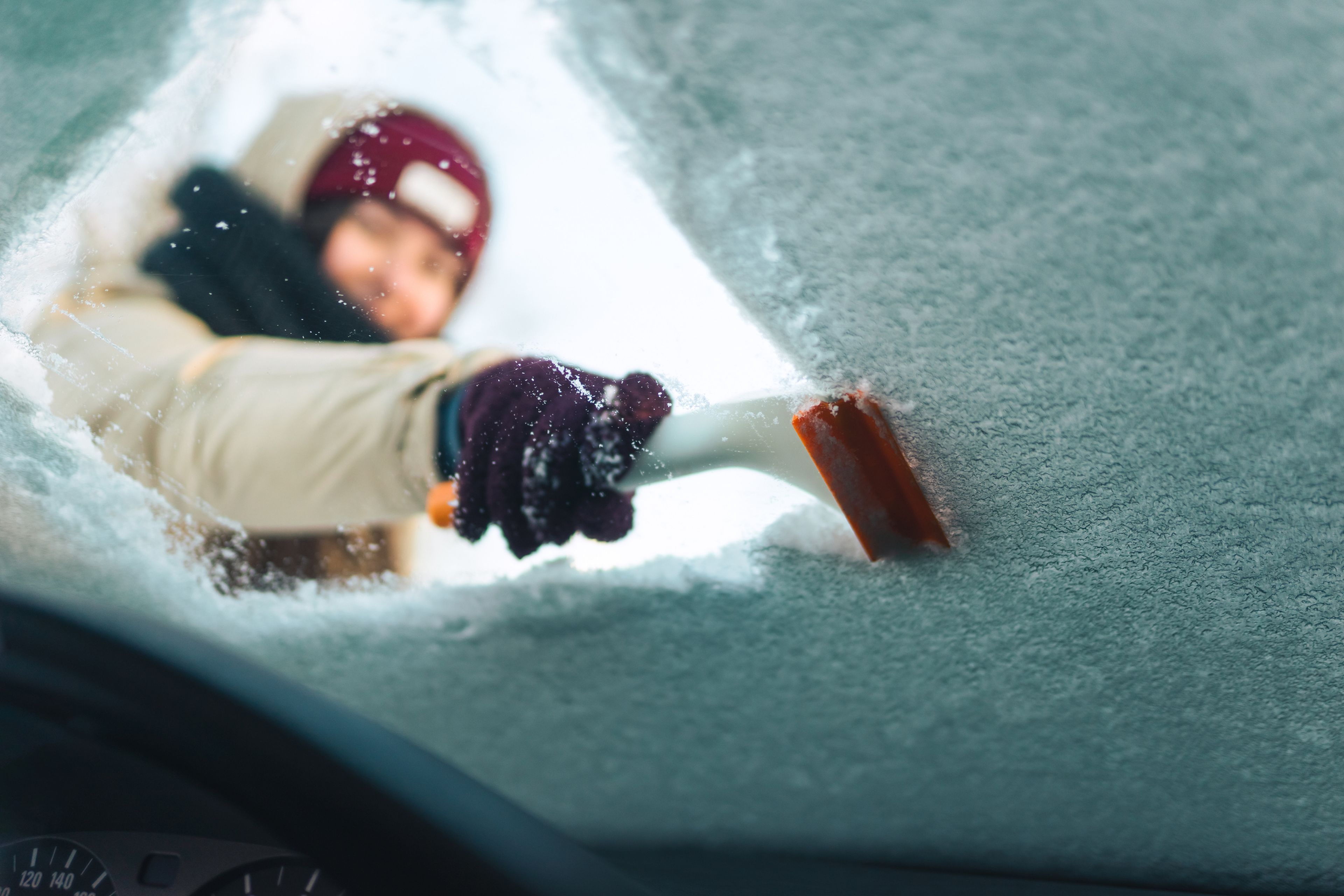 Cómo quitar el hielo sin estropear el parabrisas del coche