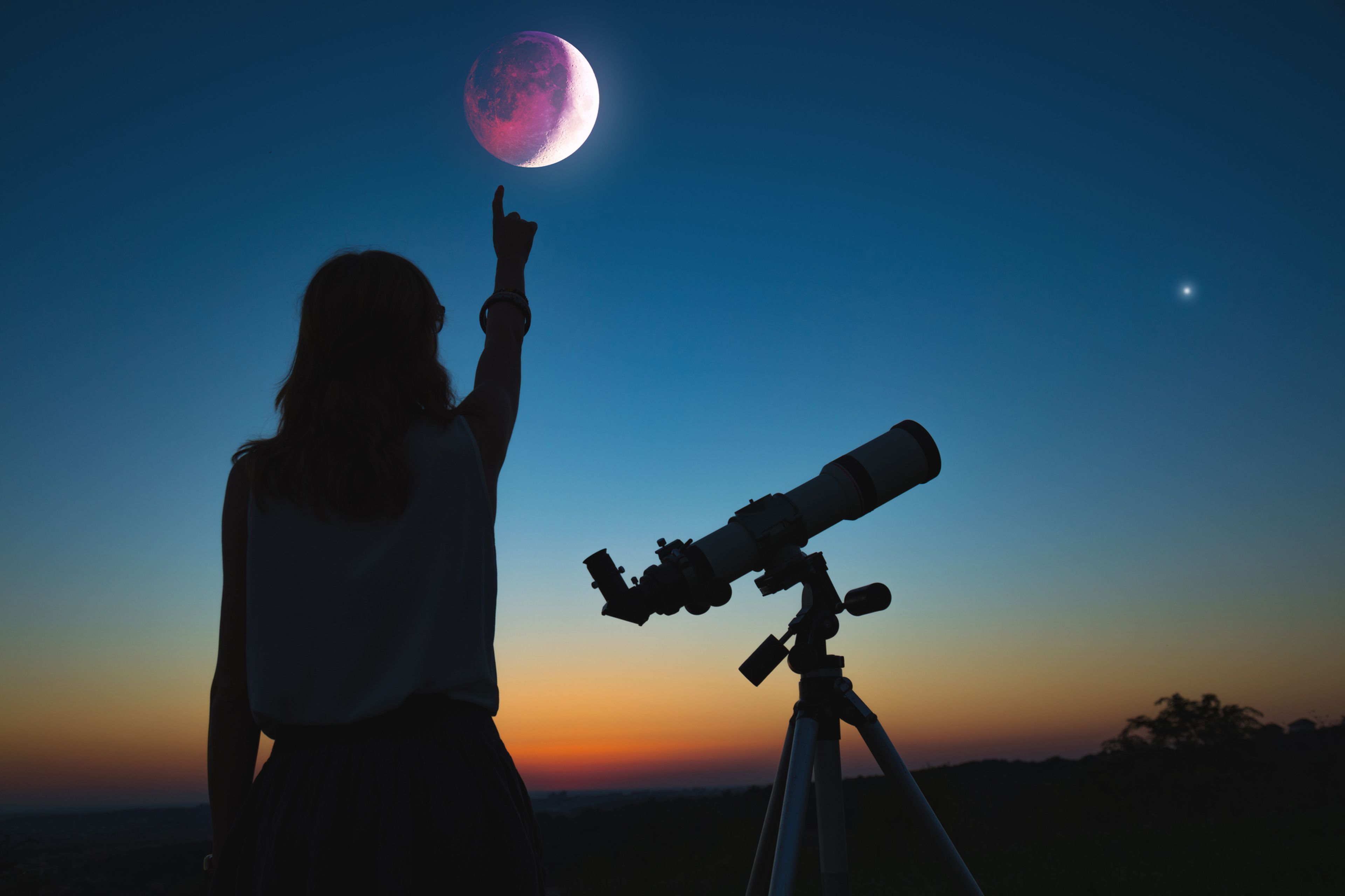 Mujer señalando un eclipse de luna