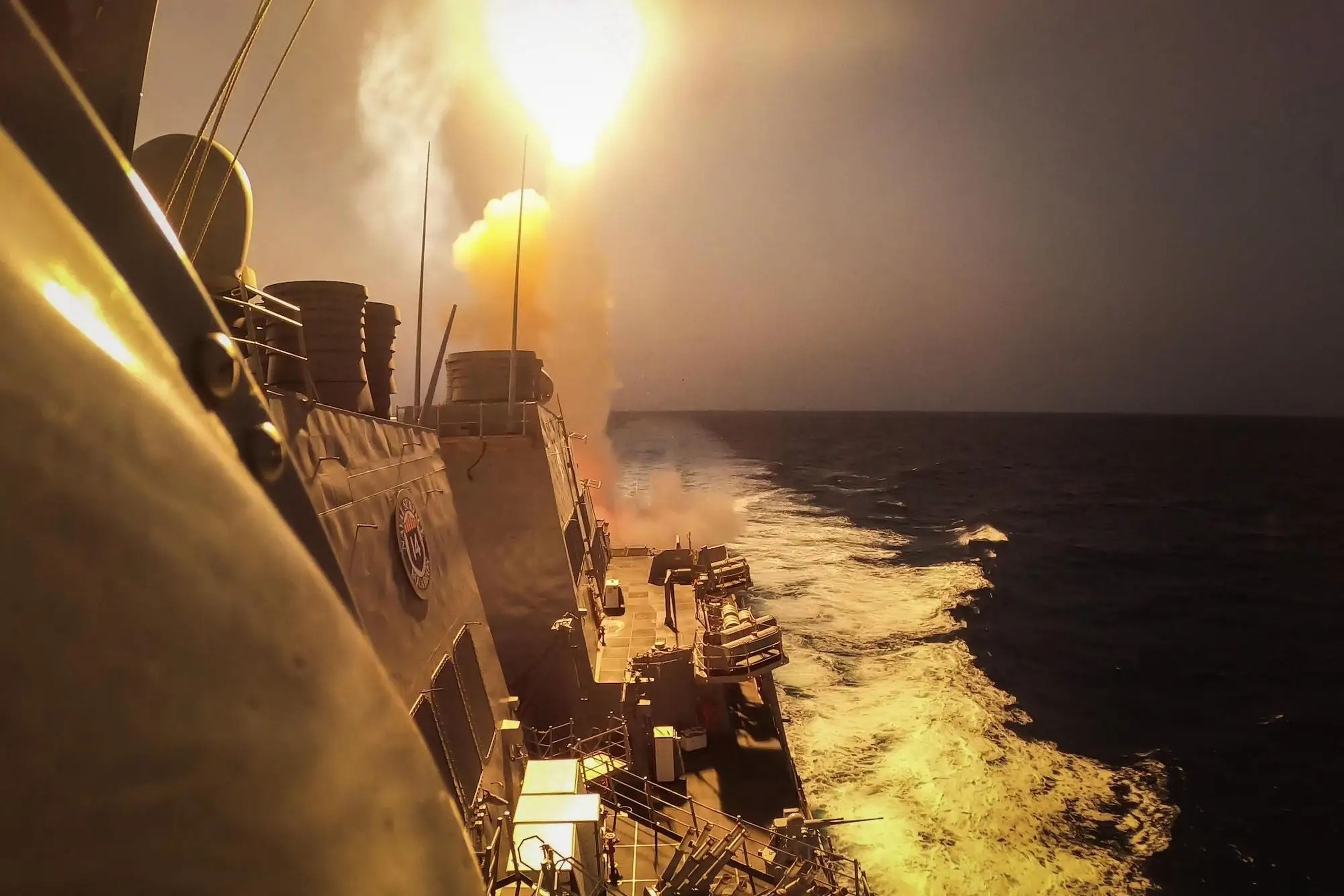 El destructor de misiles guiados USS Carney de la Armada estadounidense derrota una combinación de misiles Houthi y drones en el Mar Rojo el 19 de octubre de 2023.