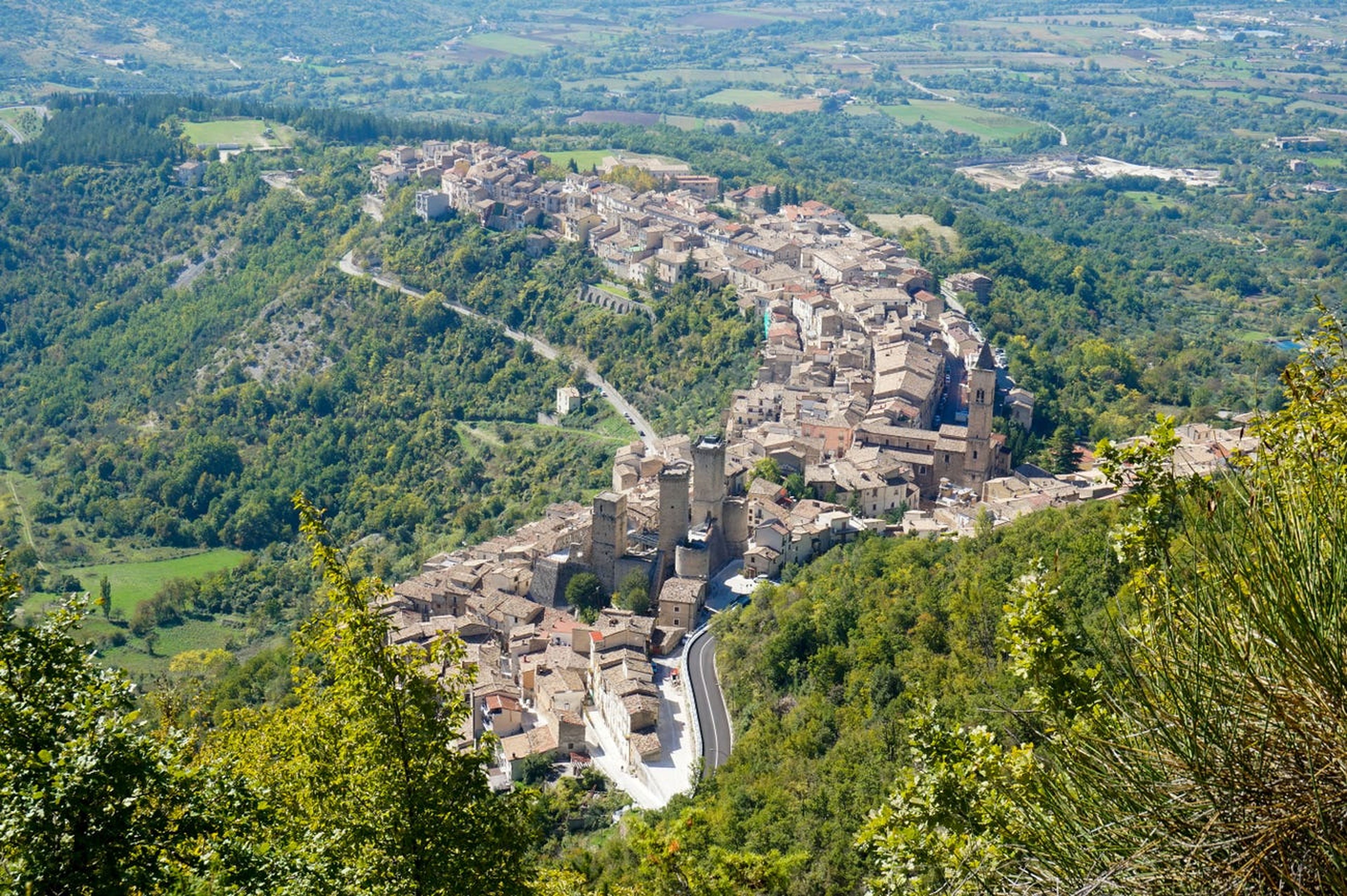 Pacentro es un pueblo de los Abruzos situado en lo alto de una cresta y un punto de partida ideal para excursiones de senderismo a las cercanas montañas de Morrone.