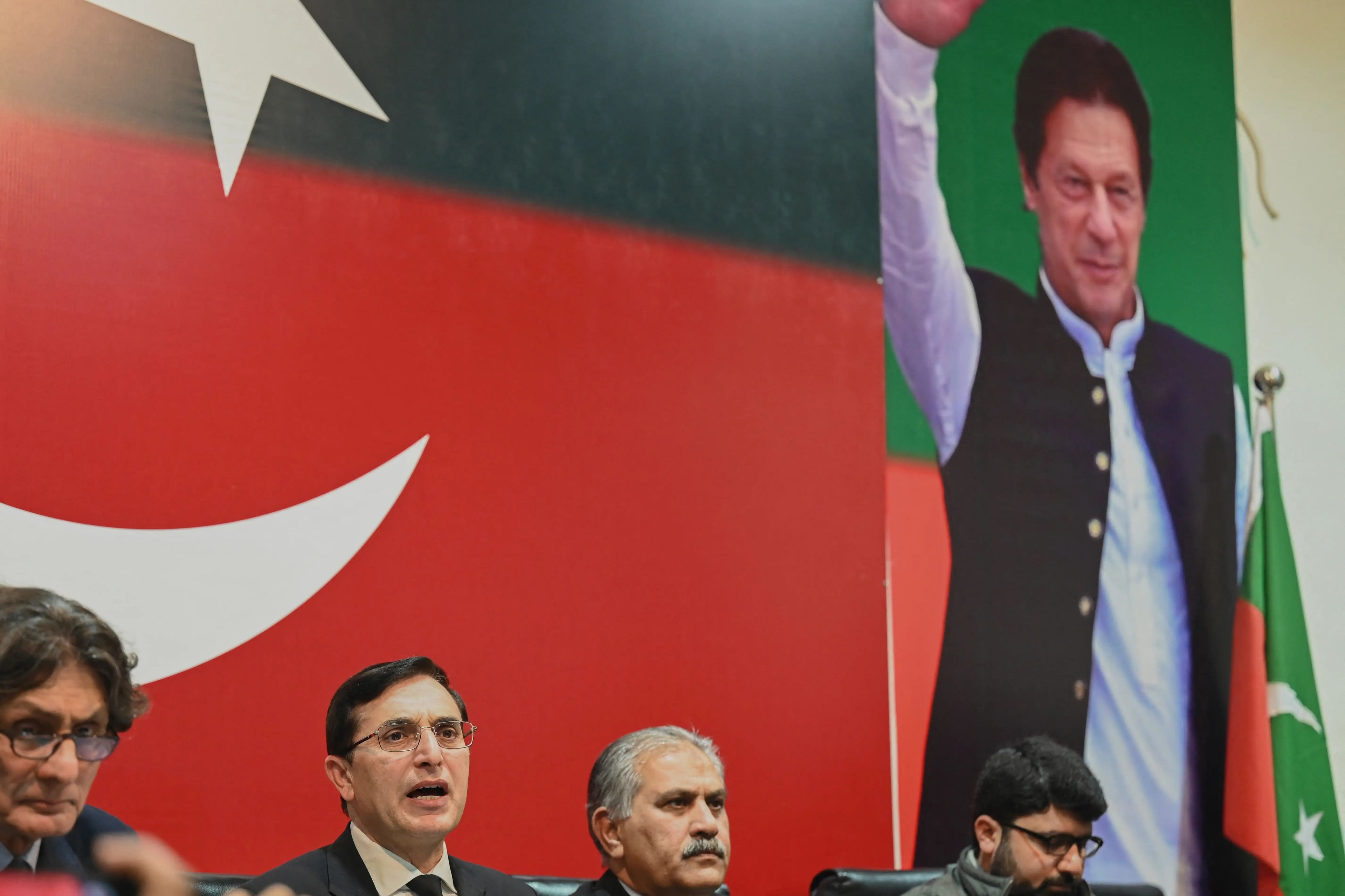 Los líderes del Pakistan Tehreek-e-Insaf (PTI) hablan durante una conferencia de prensa en Islamabad el 4 de enero de 2024.