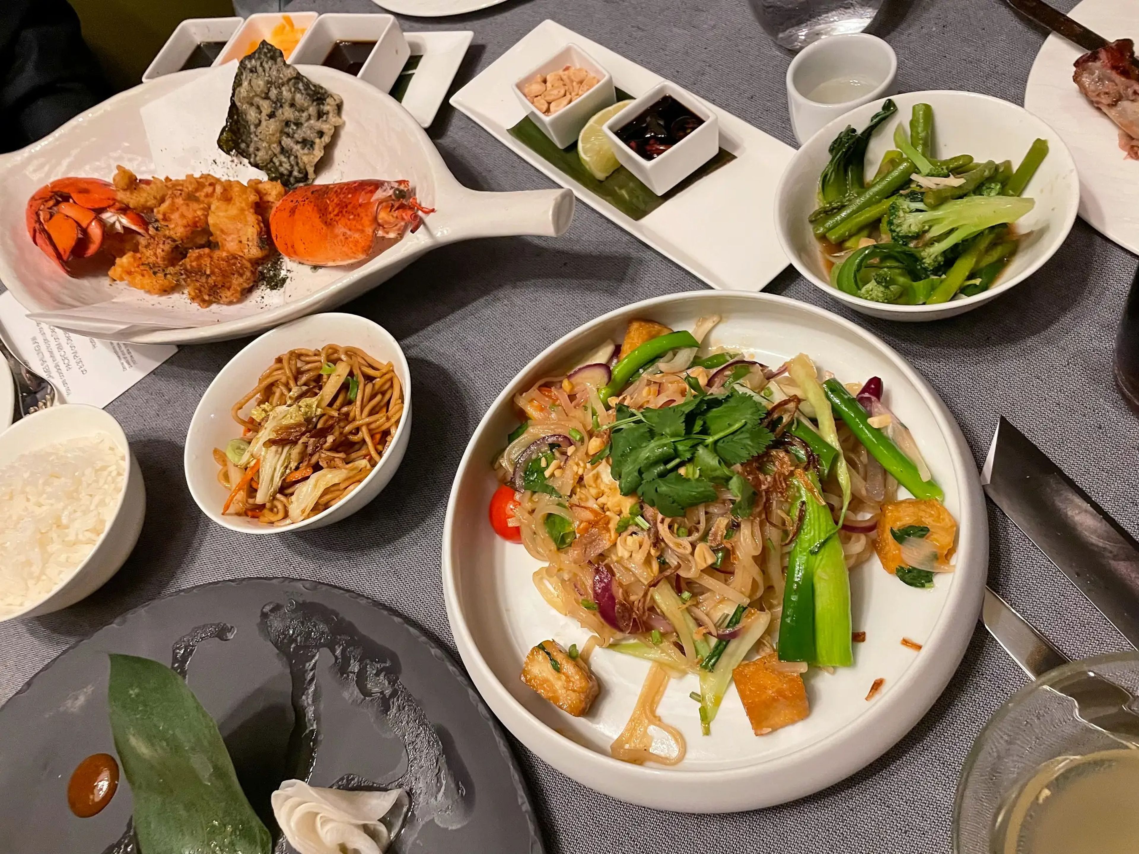 El restaurante panasiático Pacific Rim ofrece opciones como pad thai vegetariano y langosta frita.