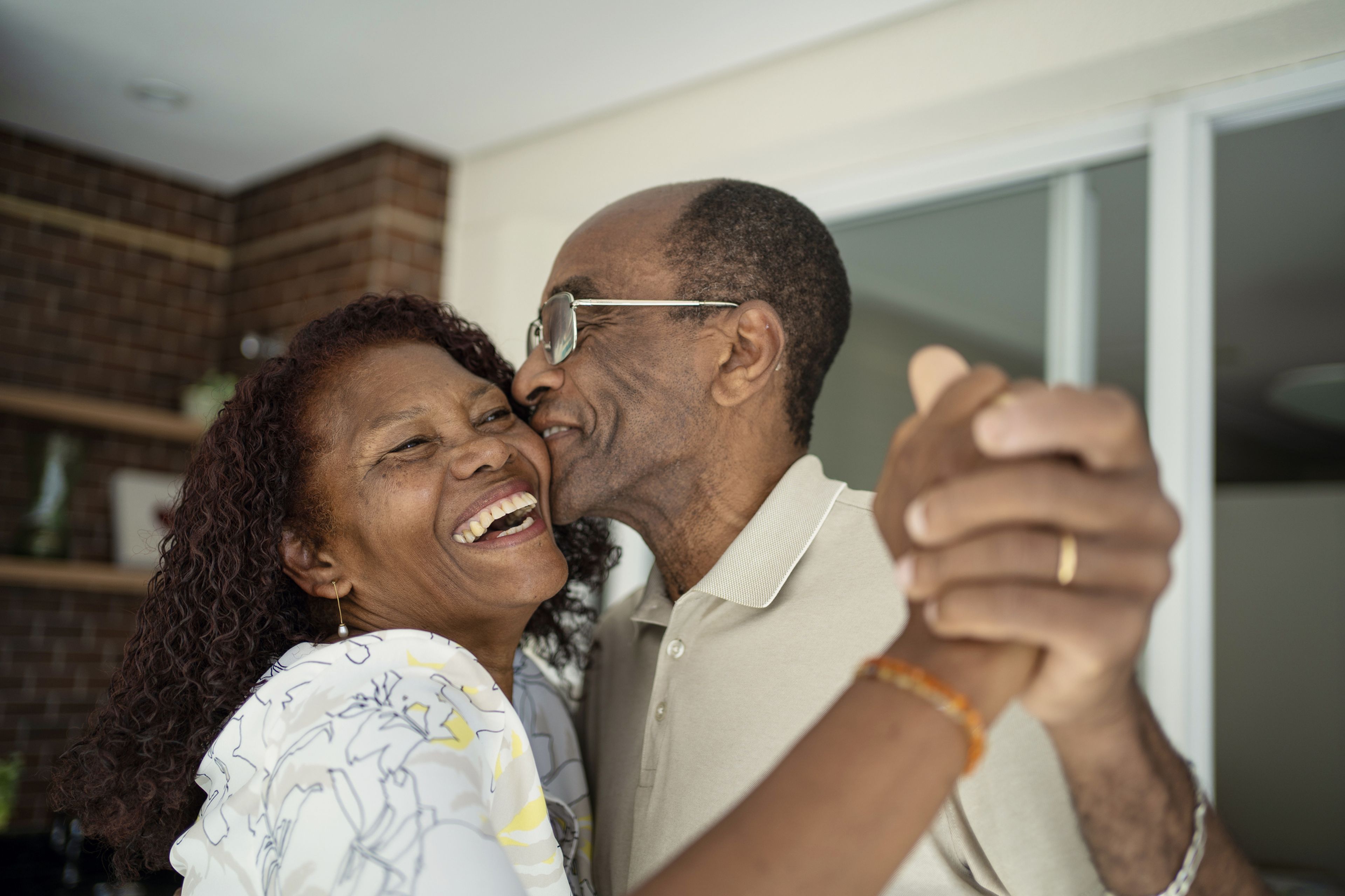 Pareja afroamericana bailando felices