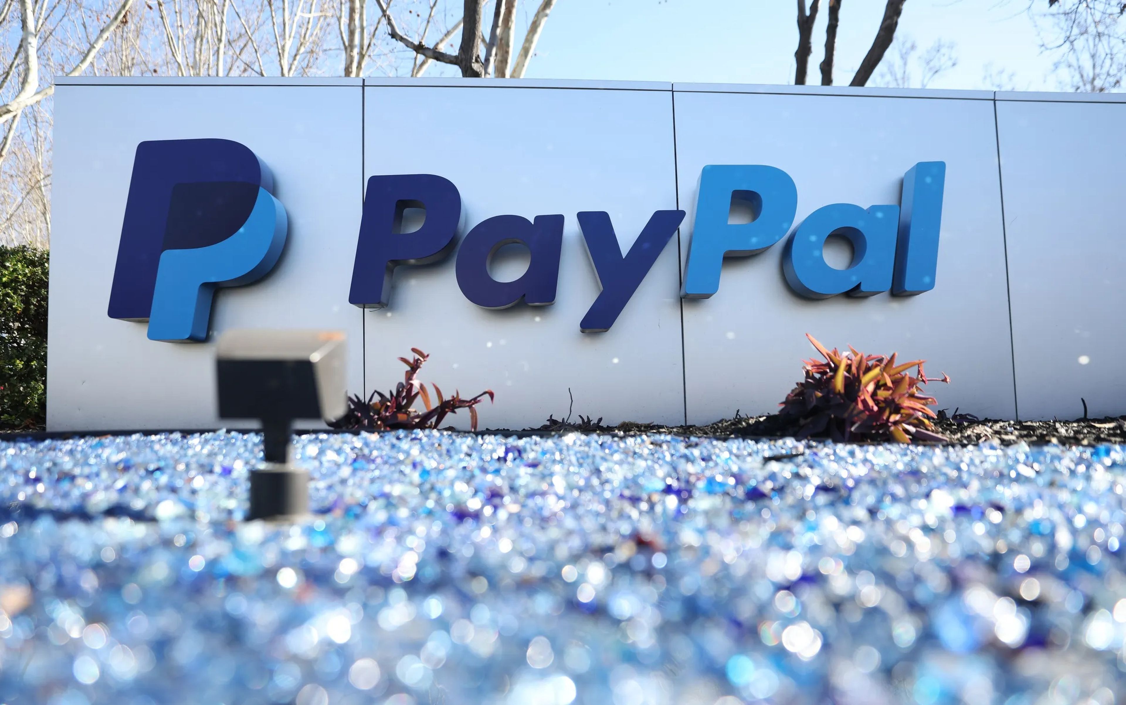 El logo de PayPal en la sede de la compañía.