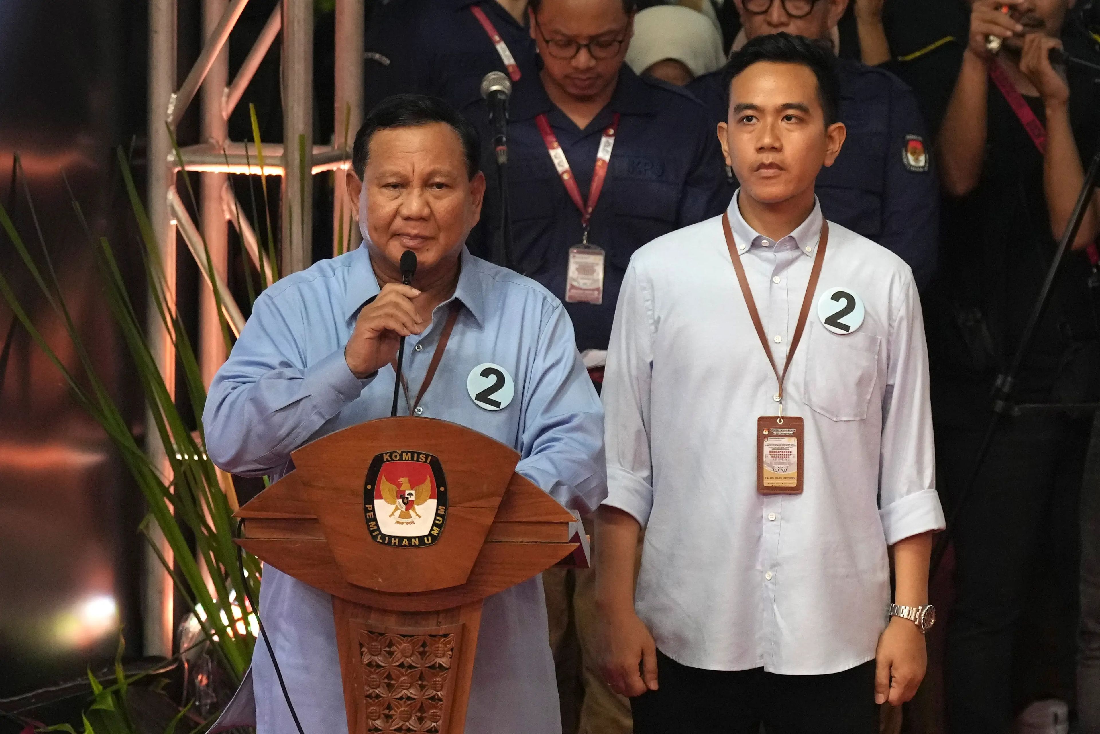 El candidato presidencial Prabowo Subianto (I), y su compañero de candidatura Gibran Rakabuming Raka (D).
