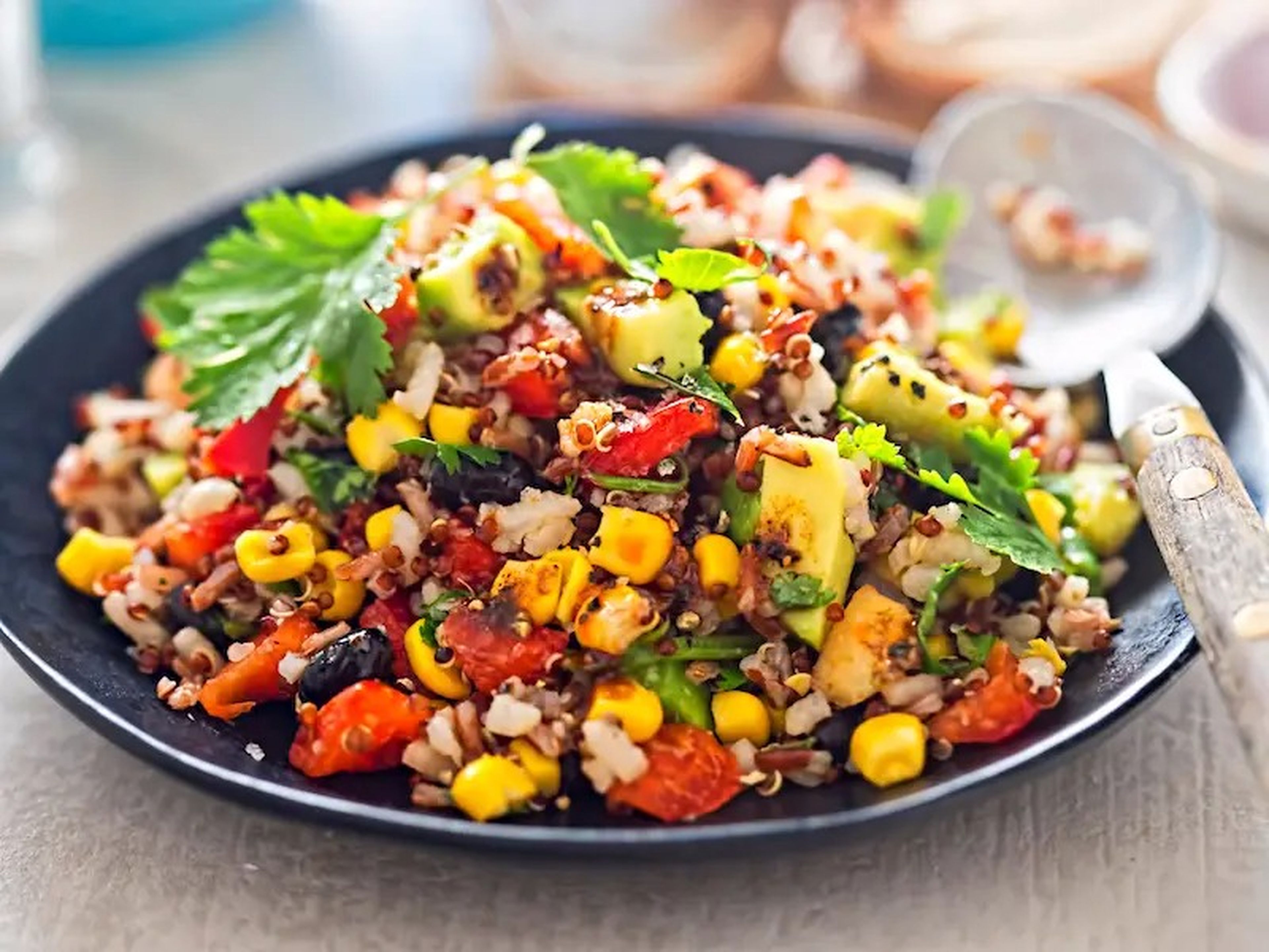 Acompaña la quinoa con vegetales para un extra de nutrientes.