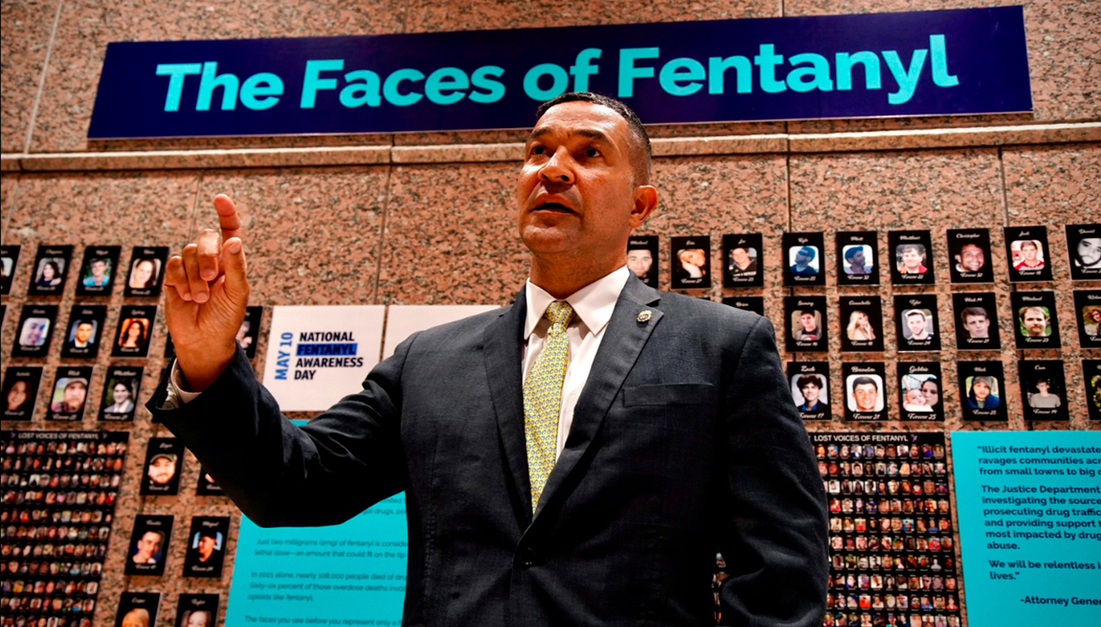 Ray Donovan, jefe de operaciones de la DEA, delante de la exposición 'Las caras del fentanilo' en Arlington, Virginia.