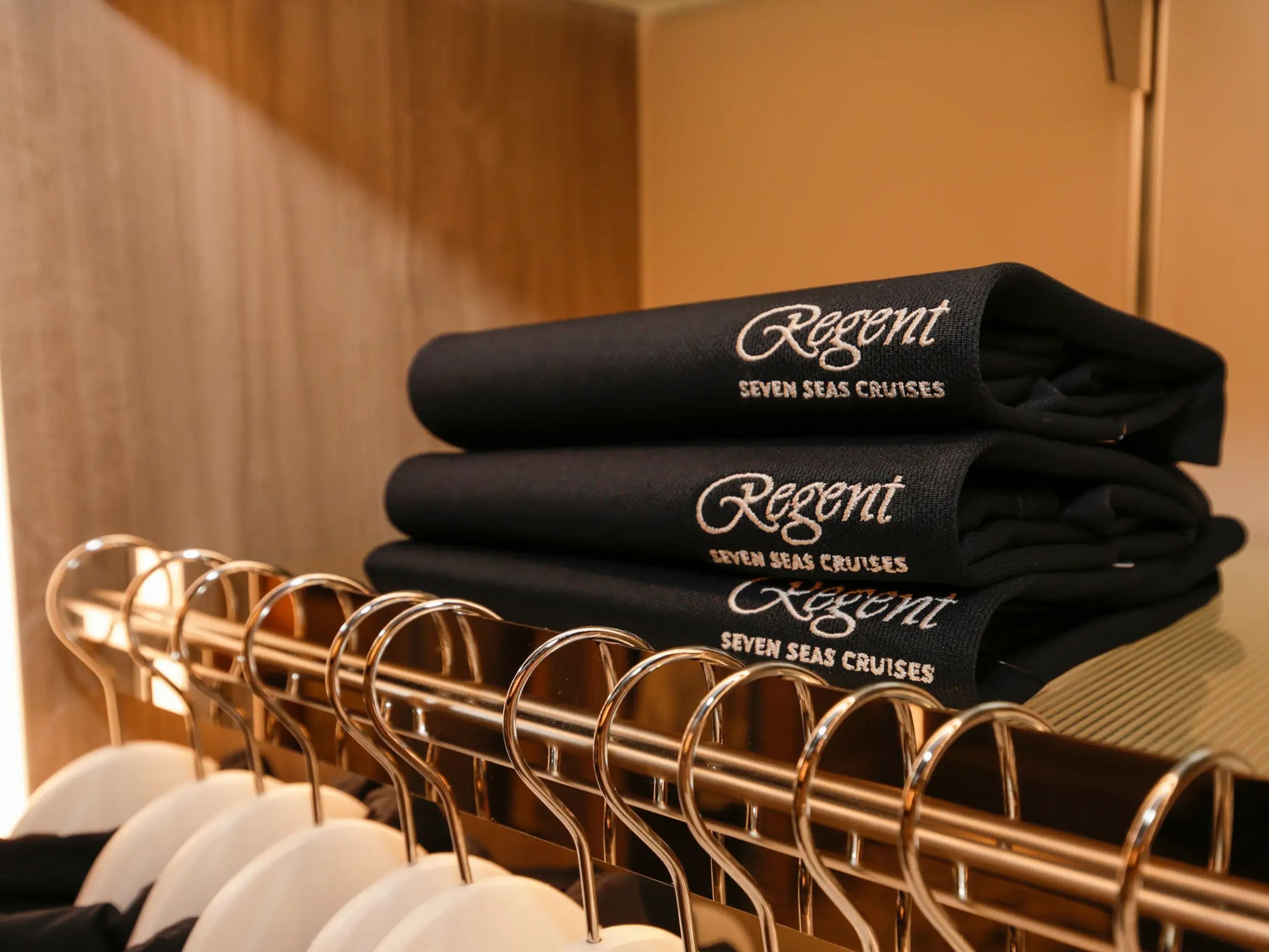La boutique de a bordo incluye productos de lujo de segunda mano, relojes y joyas de primera calidad y artículos de Regent Seven Seas.