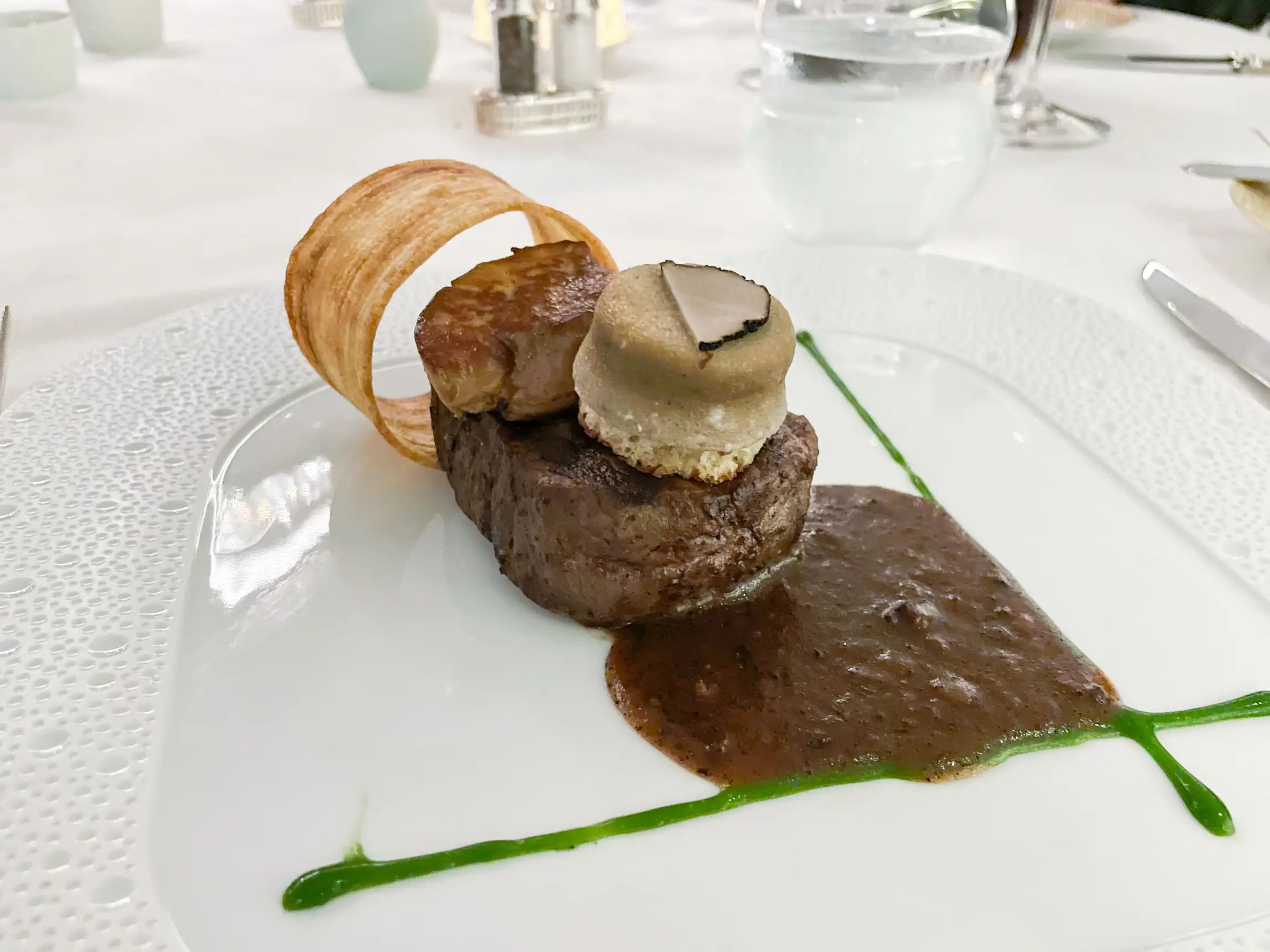 El solomillo de ternera de Chartreuse estaba cubierto de lujos como foie gras braseado.