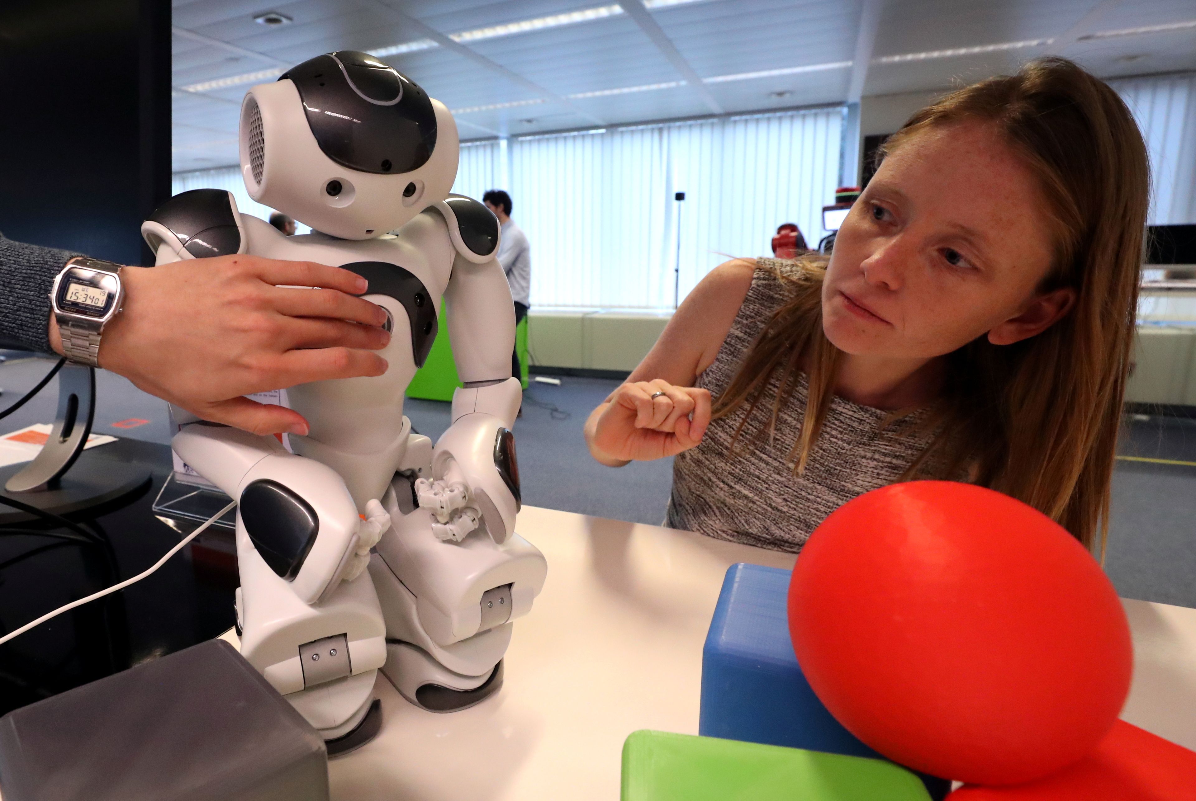Un robot equipado con IA, fotografiado en 2020 en una universidad de Bruselas, Bélgica.
