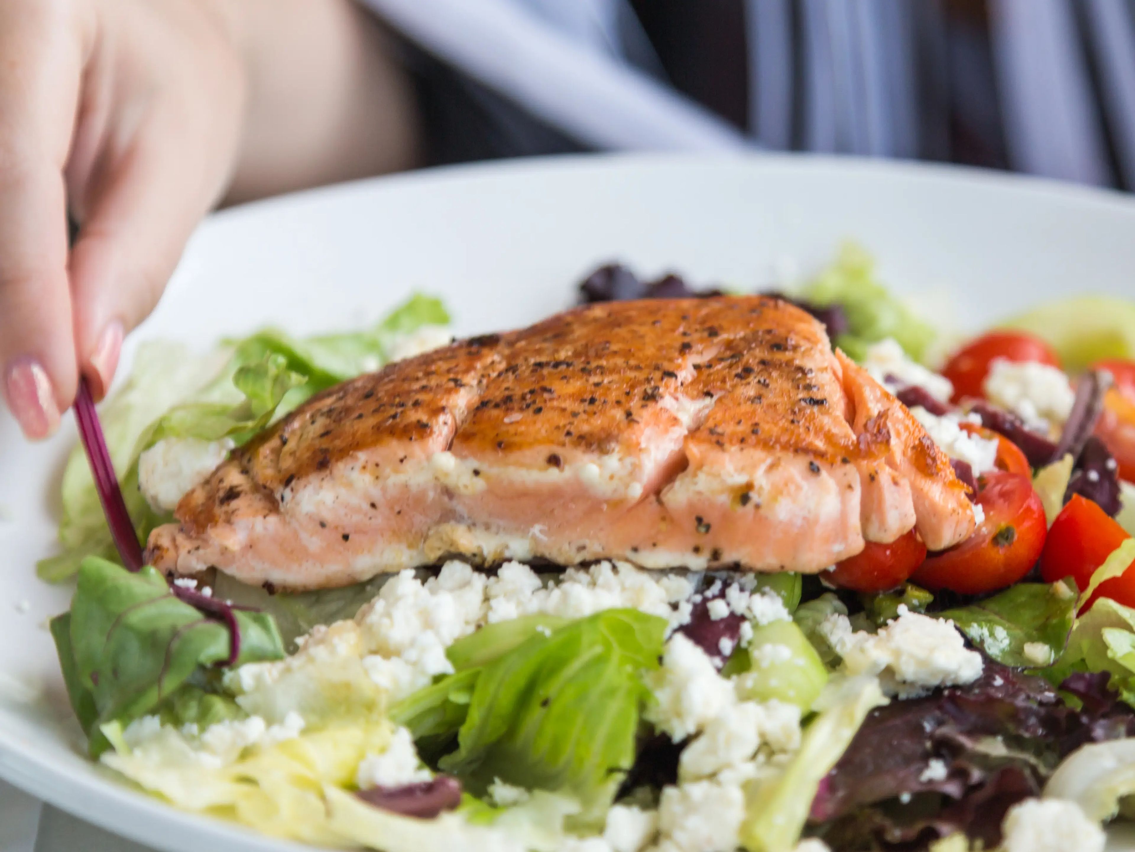 El salmón te aporta omega-3.