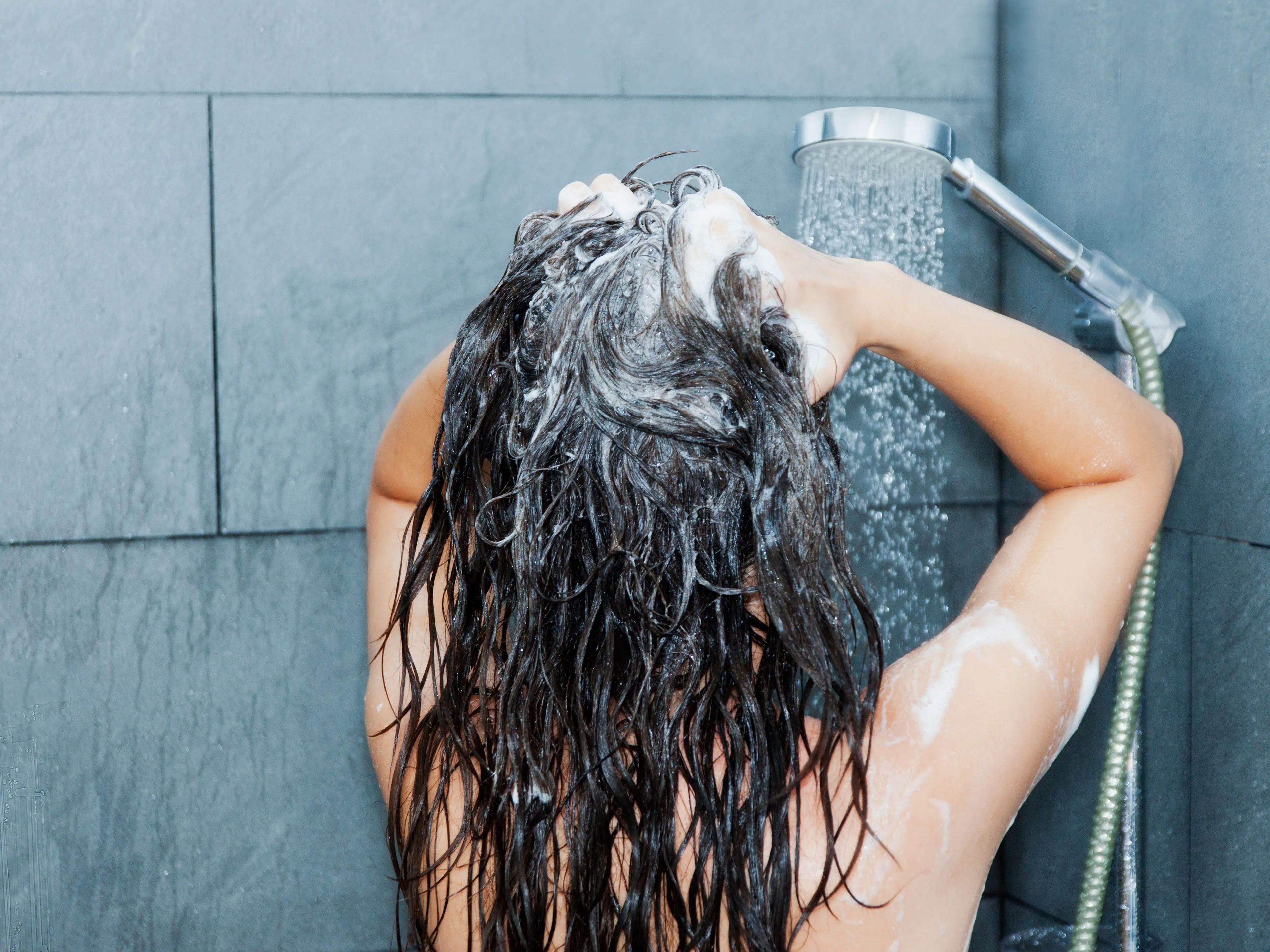 Lavarse la cara en la ducha puede resultar efectivo.