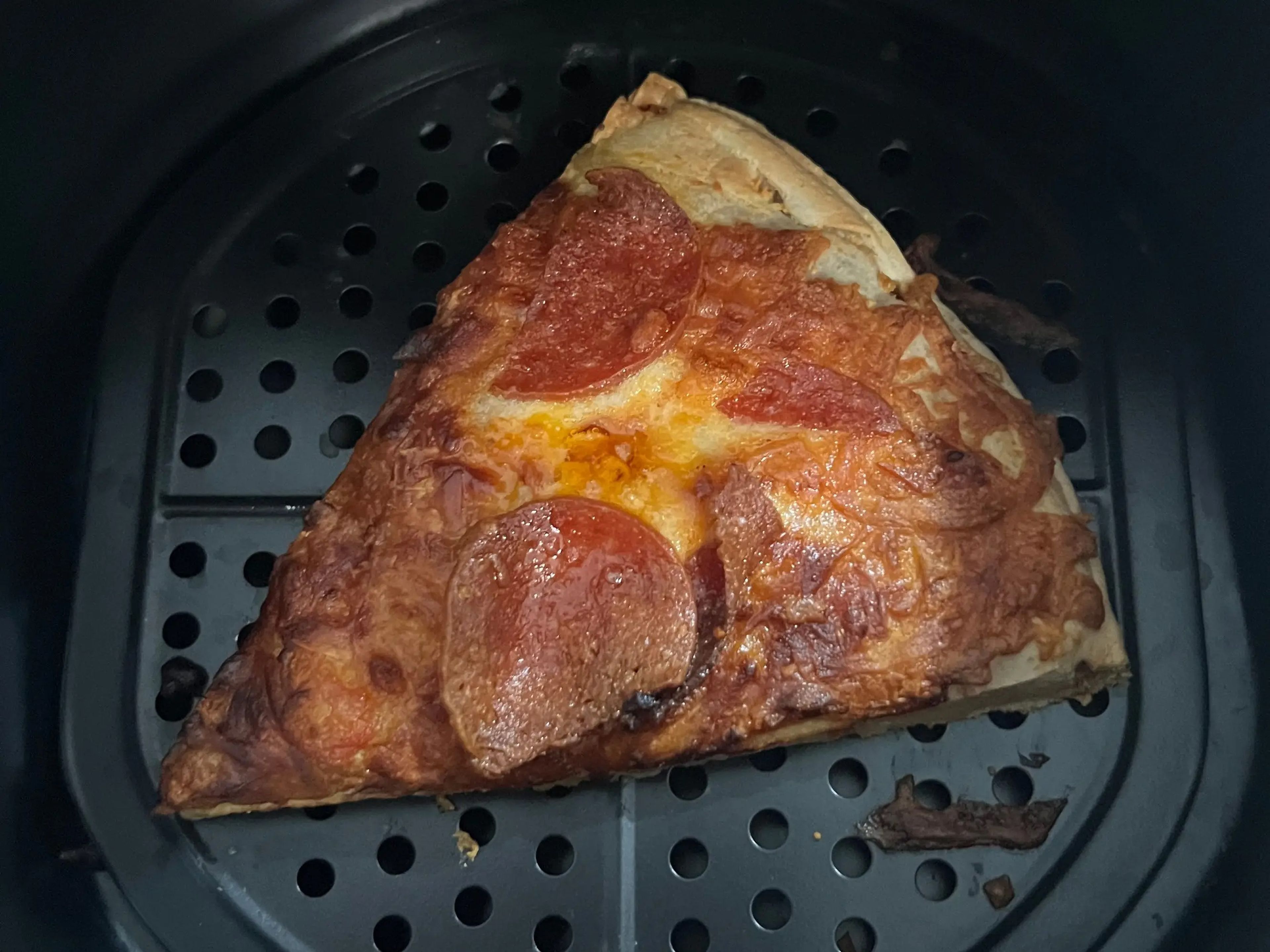 La pizza terminó quedando demasiado crujiente por fuera y poco cocida en el centro.