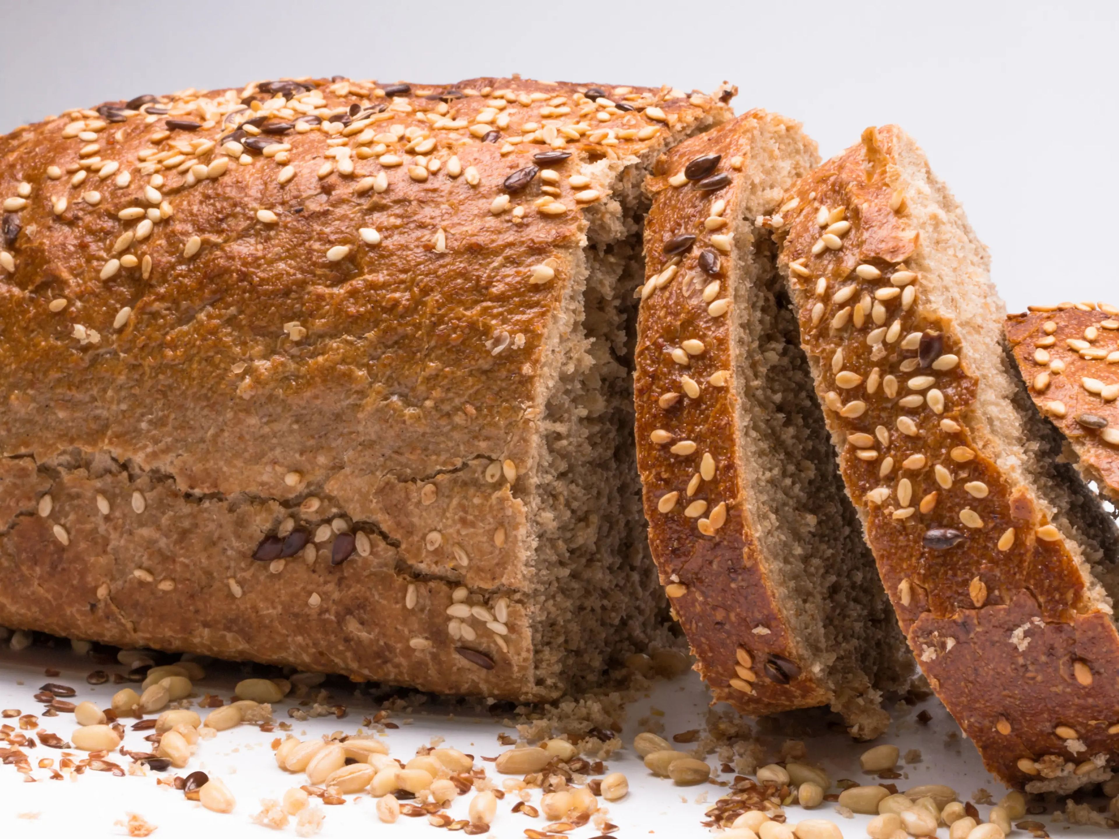 Escoge pan de grano entero en lugar de refinado.