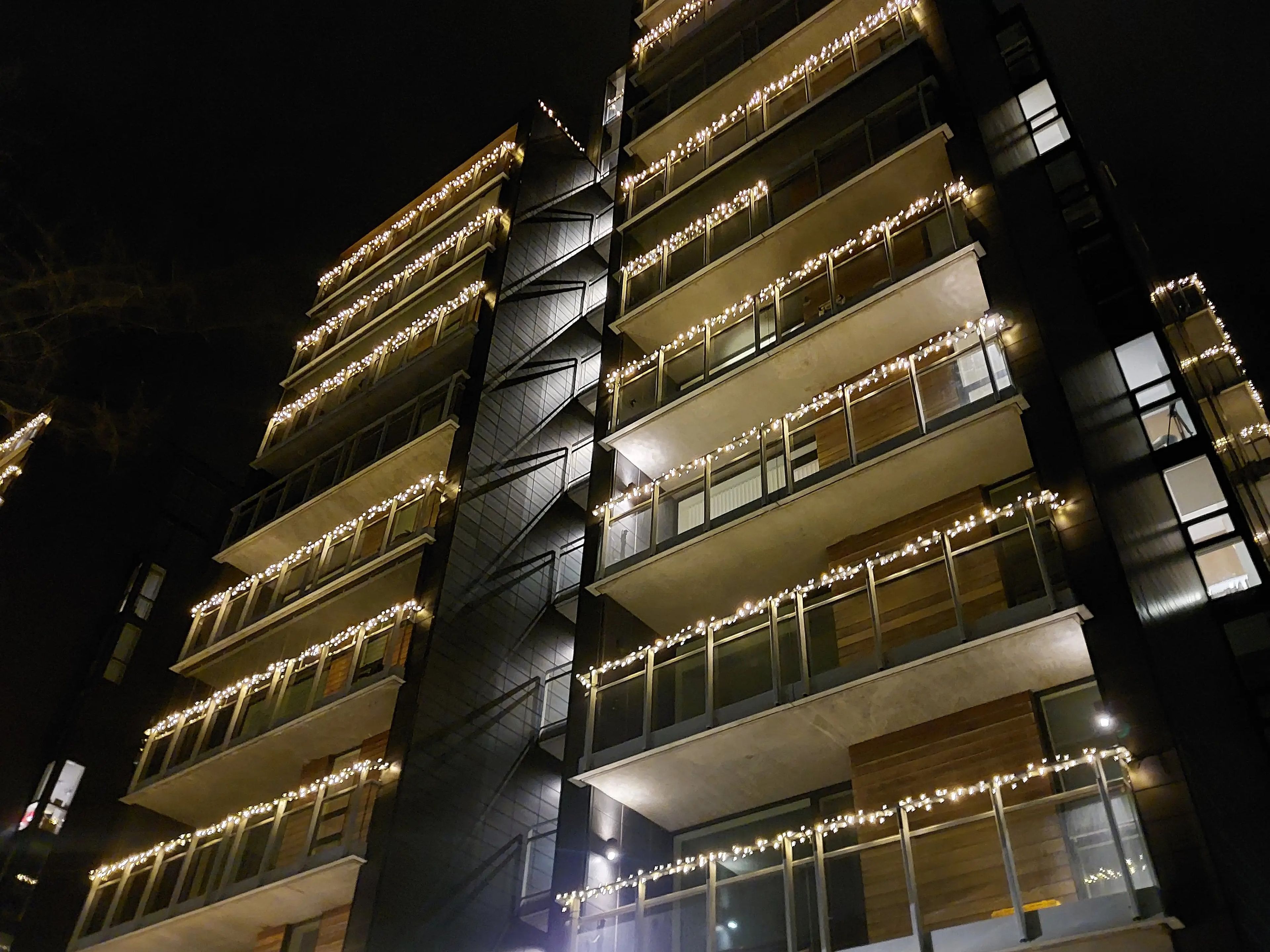 Muchas comunidades de vecinos coordinan las luces que compran. Este bloque de apartamentos de Reikiavik tenía luces a juego en cada balcón.