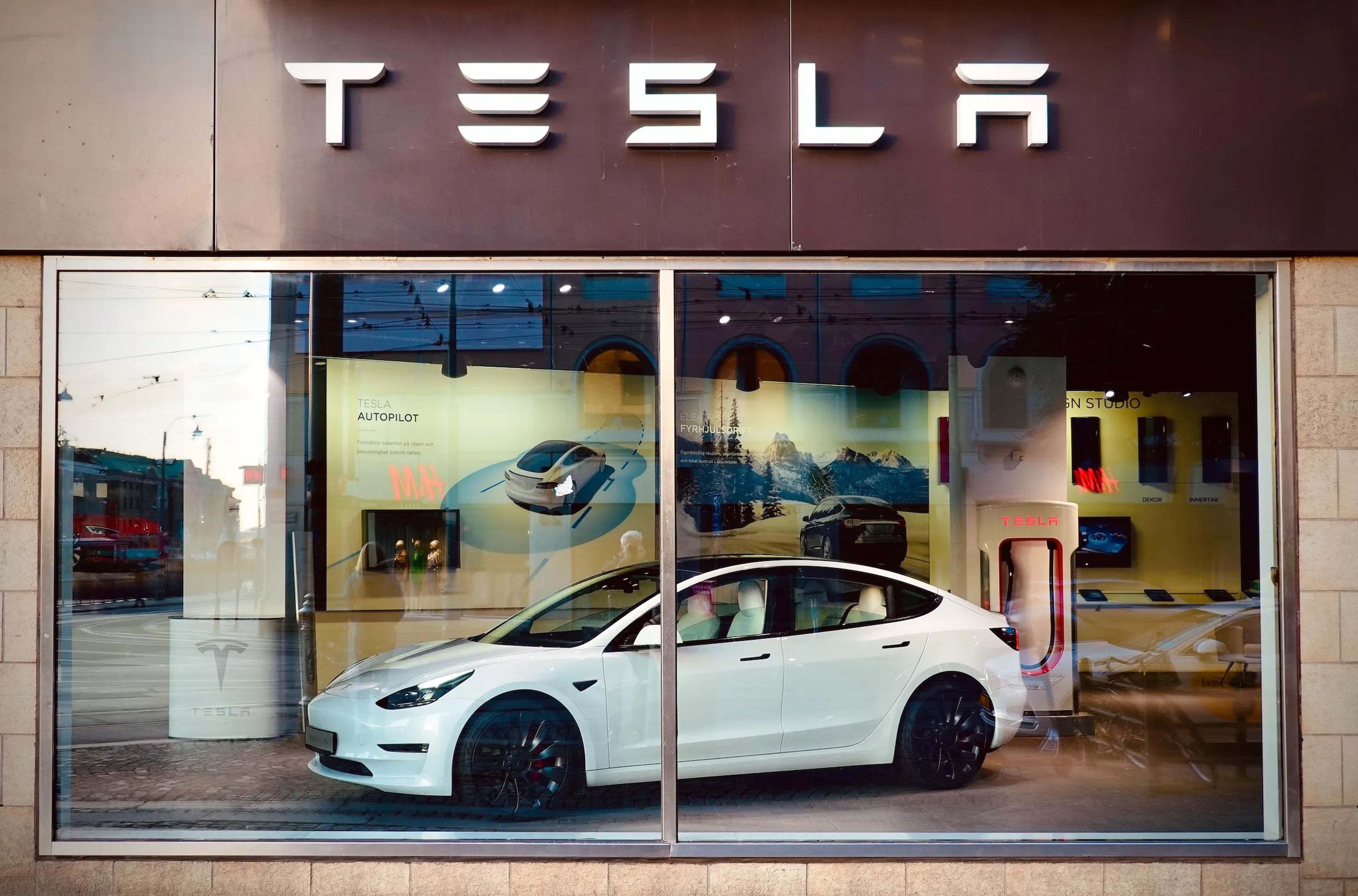 Sweden, Göteborg: A Tesla S car sits in the window of the Tesla Motors automotive store downtown