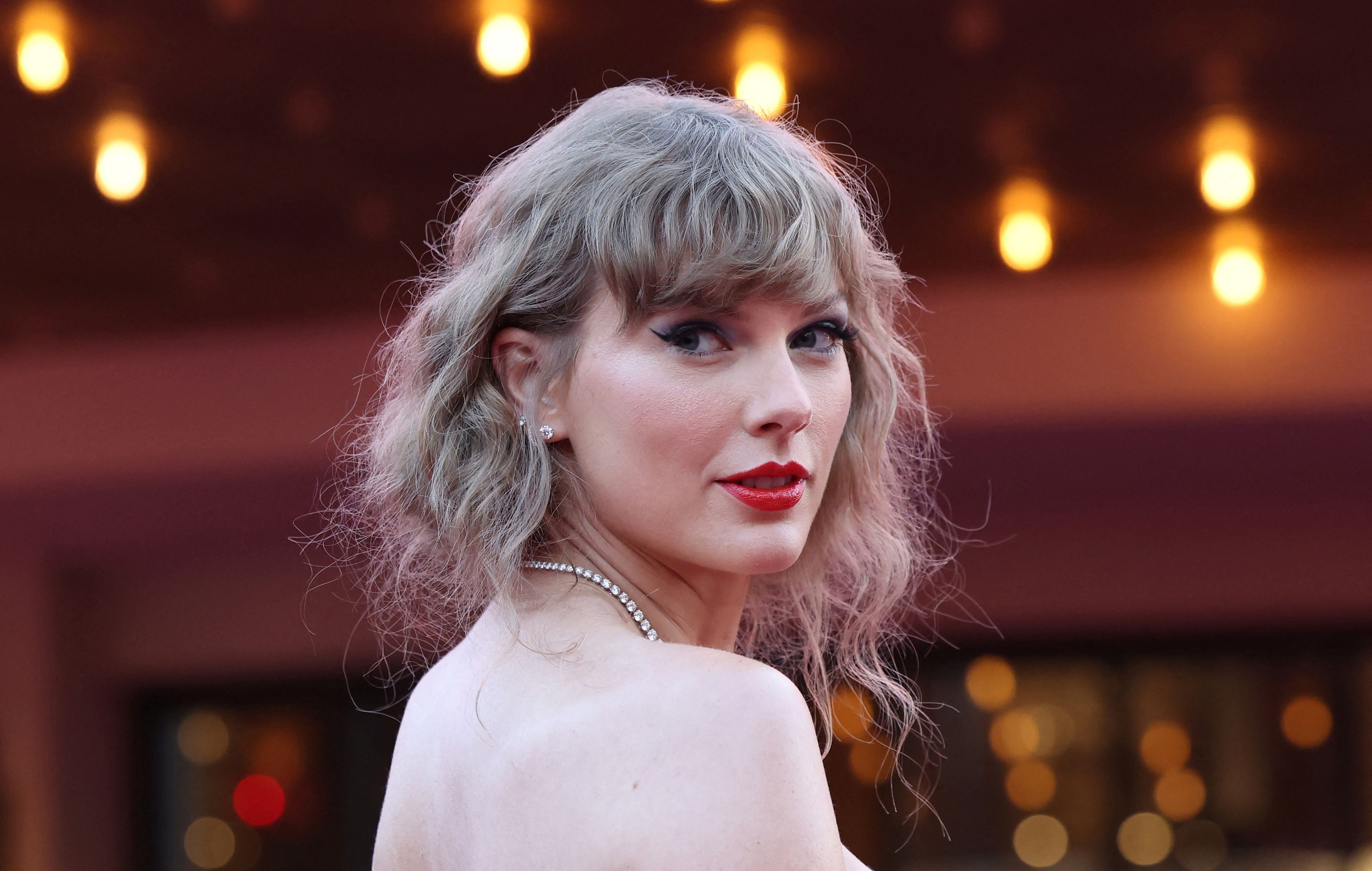La foto del día: Varias imágenes sexualmente explícitas de Taylor Swift generadas por inteligencia artificial han inundado X (antes Twitter) durante las últimas horas, en el último ejemplo de la proliferación del porno falso generado por IA.