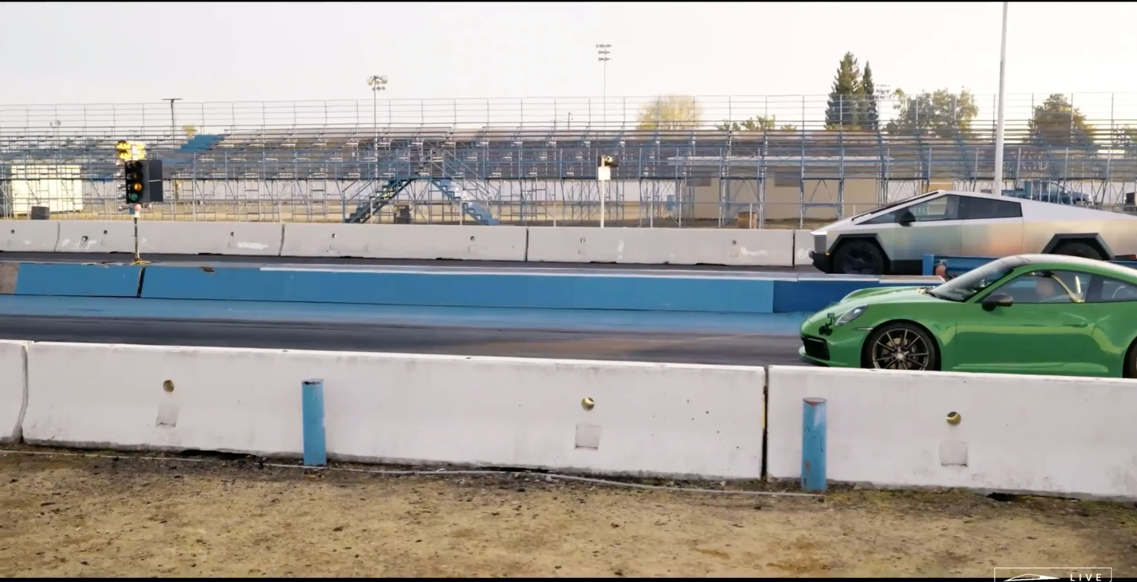 Un vídeo muestra a un Tesla Cybertruck ganando a un Porsche 911 en una carrera de aceleración, mientras remolca a un Porsche 911.