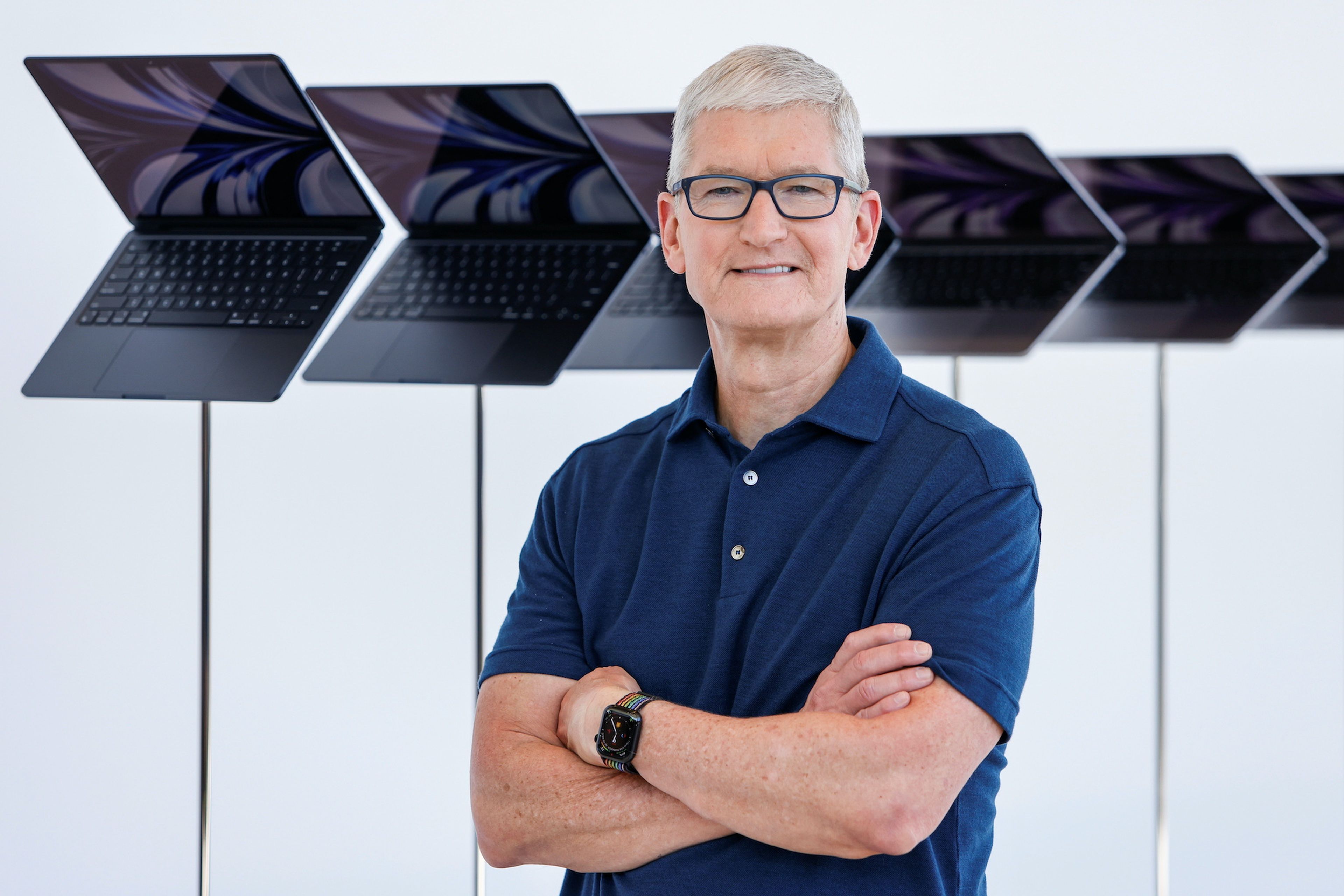Tim Cook, CEO de Apple, frente a varios portátiles Macbook
