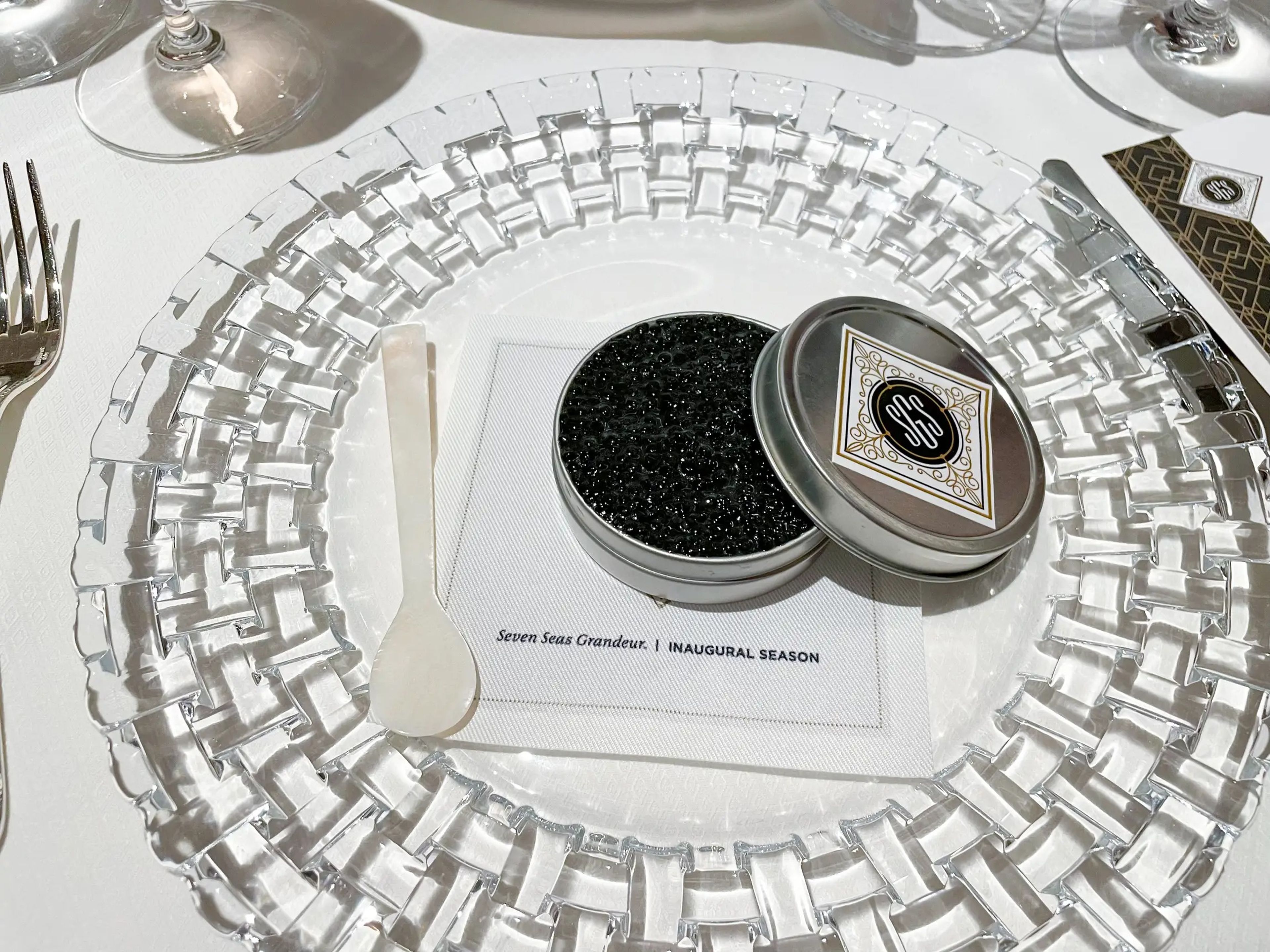 Los invitados a la cena de gala previa a la ceremonia de bautizo degustaron lujosos platos, como esta panna cotta de patata infusionada con trufa y cubierta con una fina capa de caviar de esturión blanco.