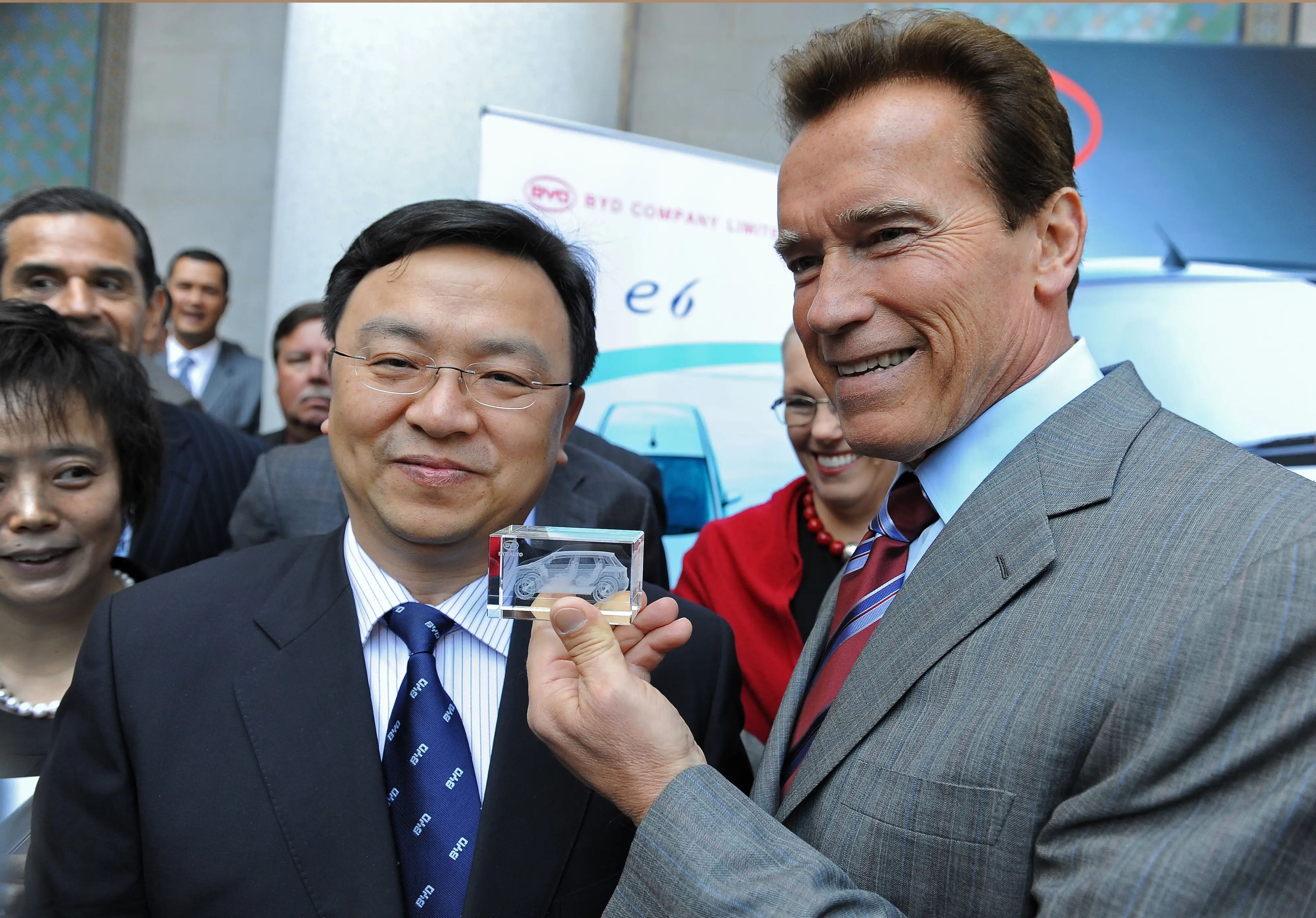 Wang Chuanfu se reúne con Arnold Schwarzenegger, entonces gobernador de California, para anunciar su nueva base en Los Ángeles.