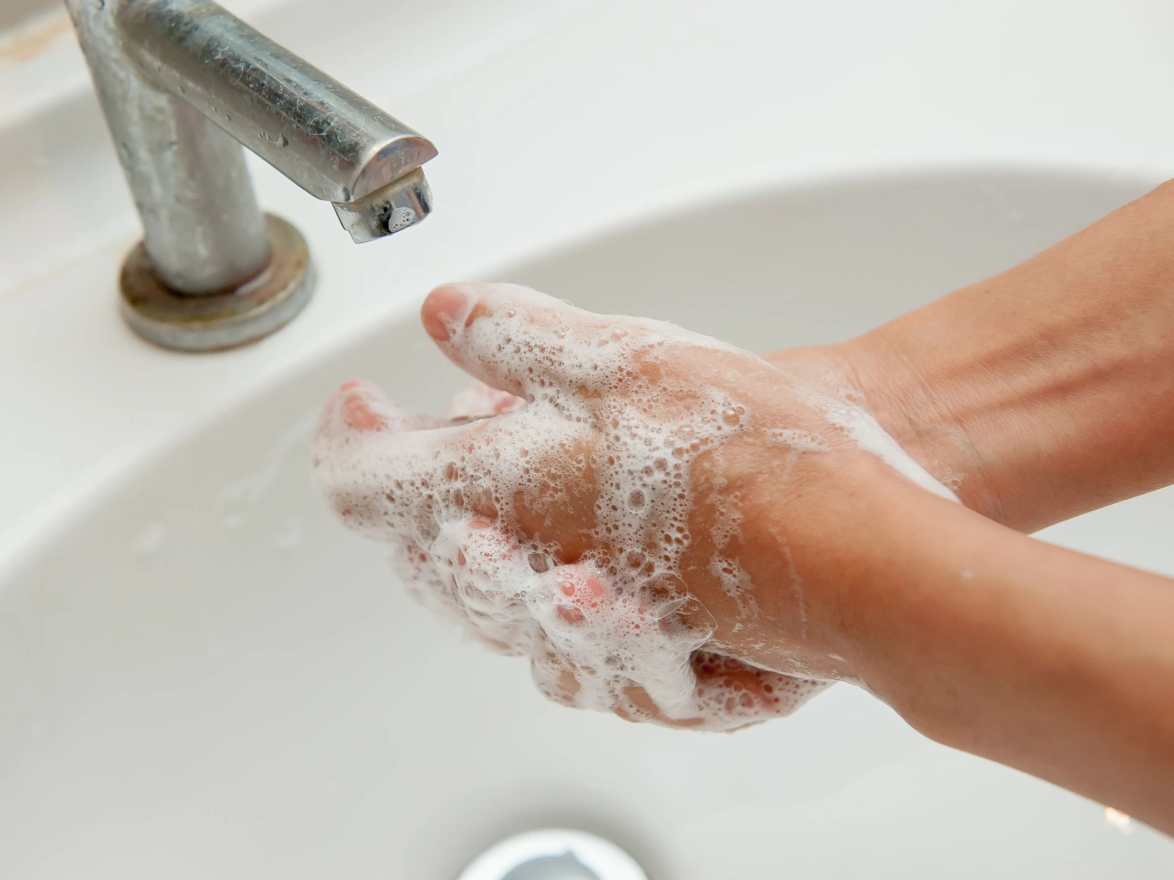 Siempre deberías lavarte las manos antes de la cara.