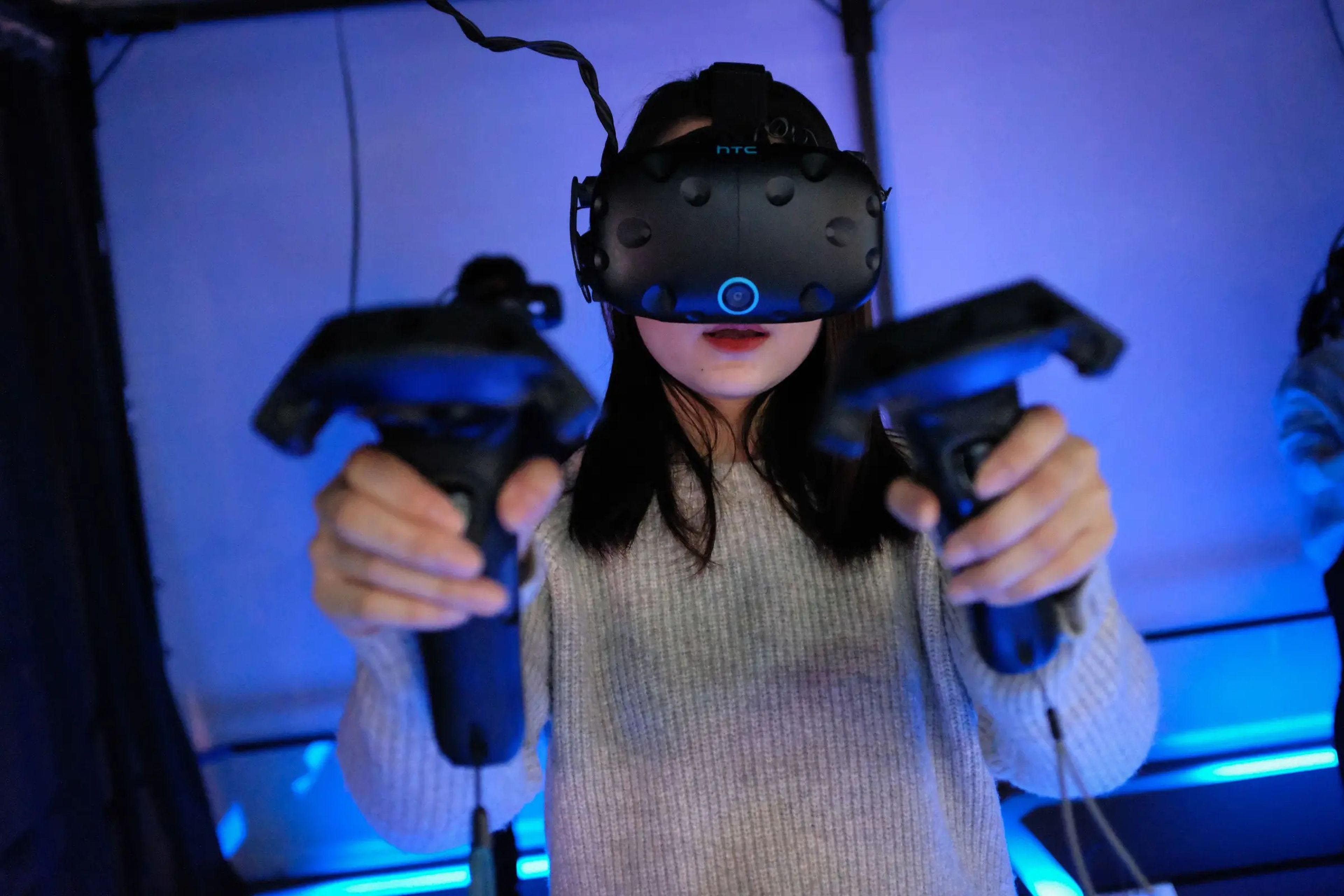 Una joven utilizando unas gafas de realidad virtual.