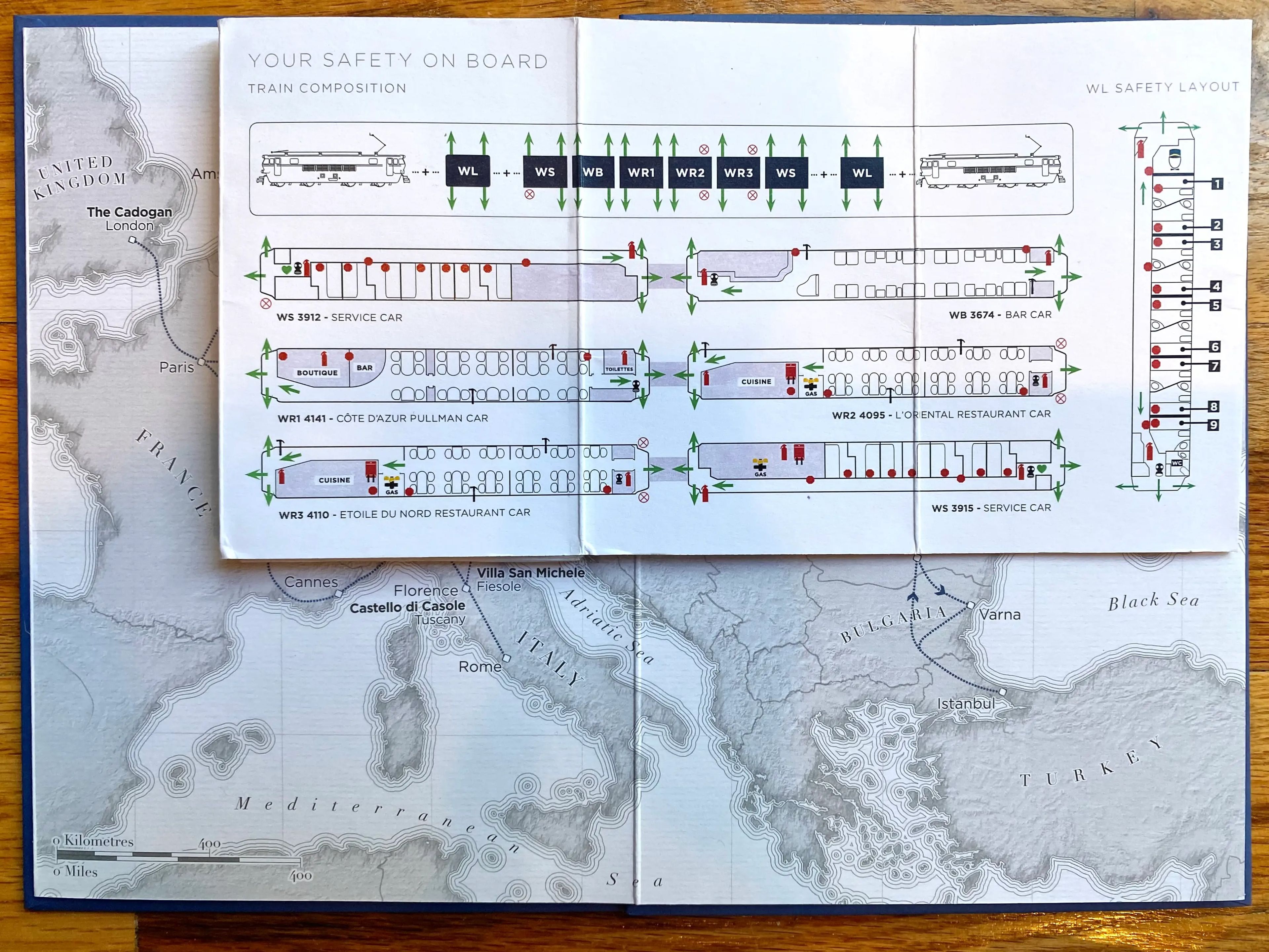 Los folletos del Venice Simplon-Orient Express muestran el trazado y las rutas del tren.