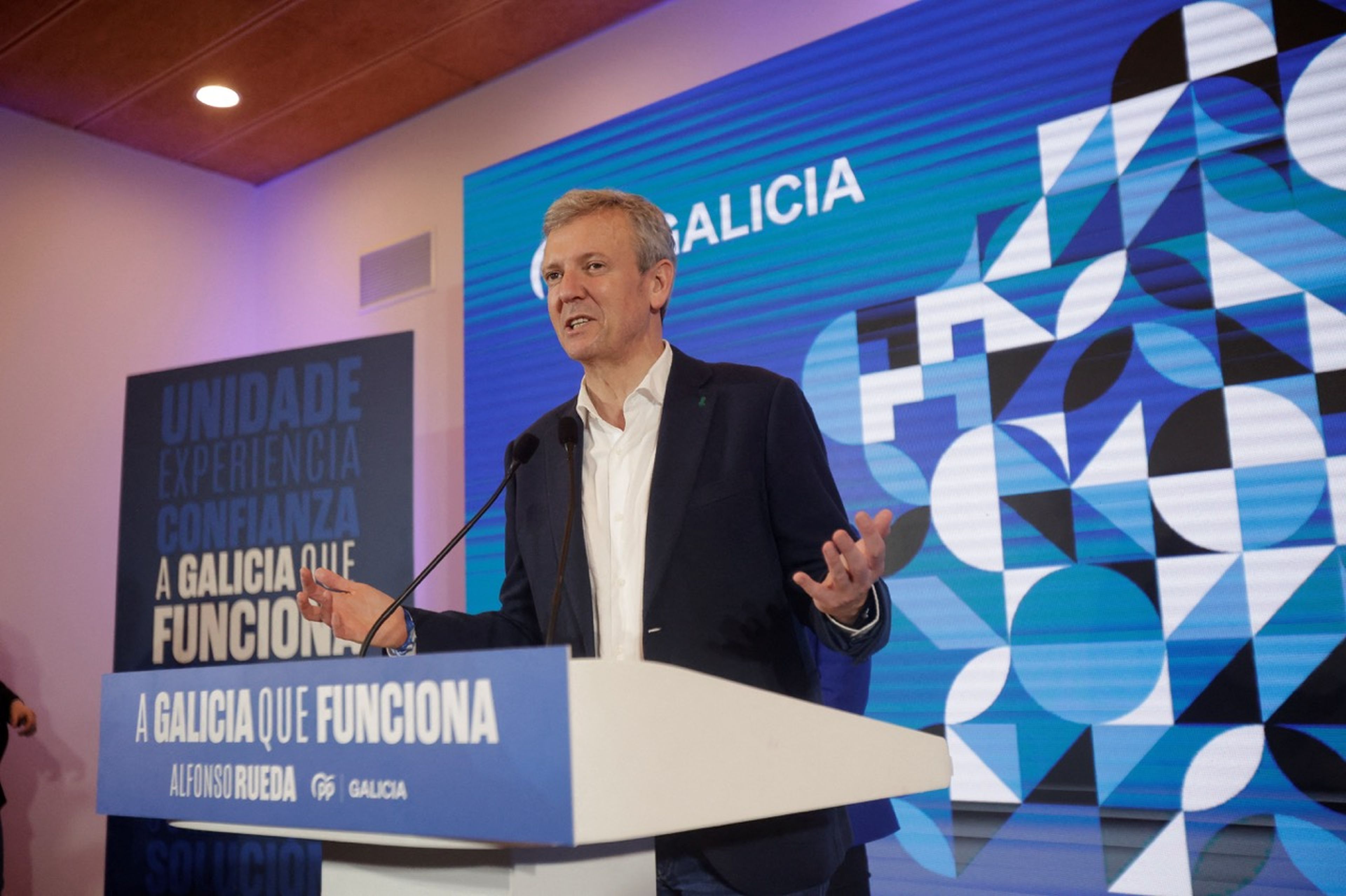 Alfonso Rueda, presidente del PP en la Xunta de Galicia, celebra los resultados del 18F.