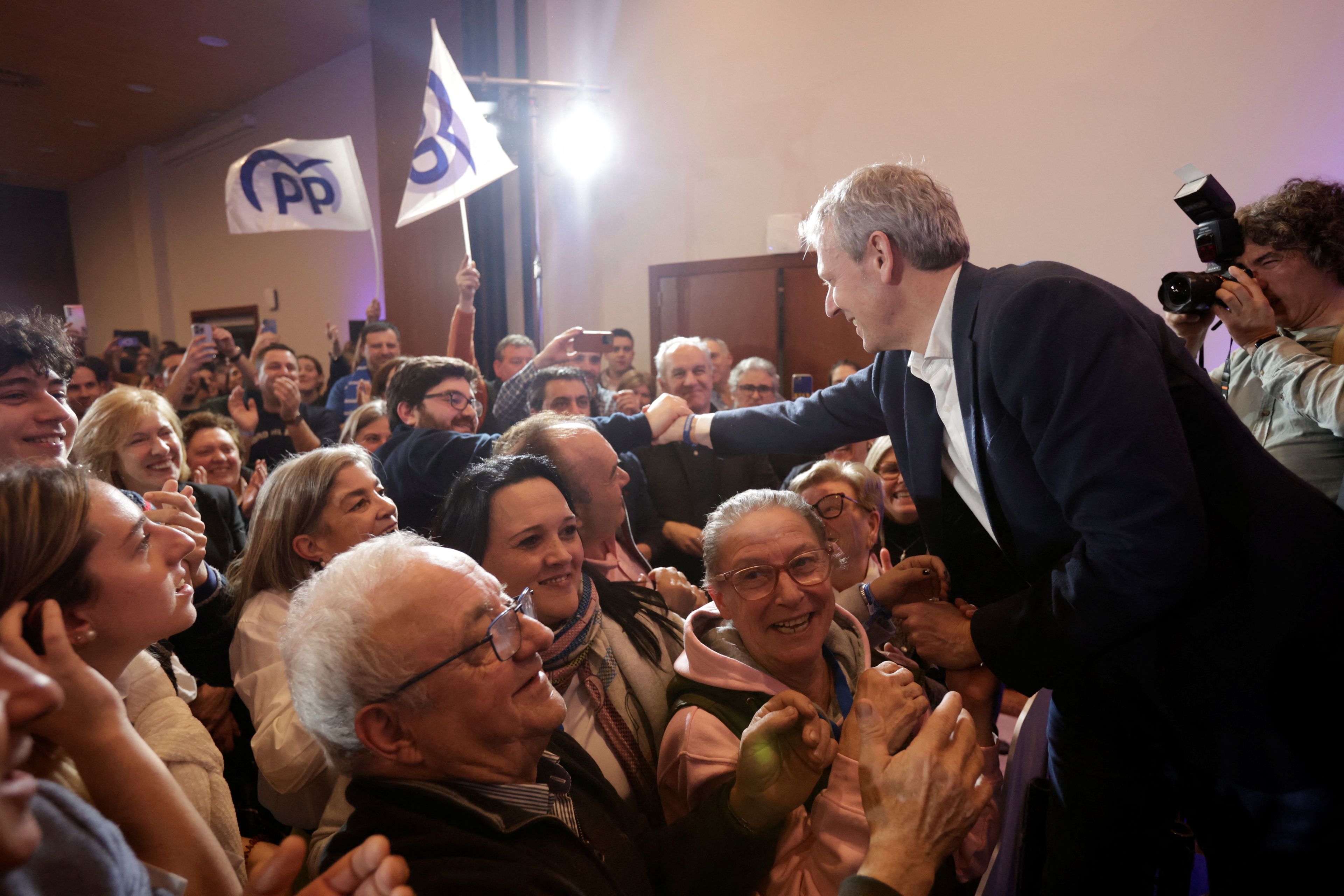 Alfonso Rueda, presidente de la Xunta de Galicia, celebra los resultados de su partido en las elecciones del 18 de febrero.