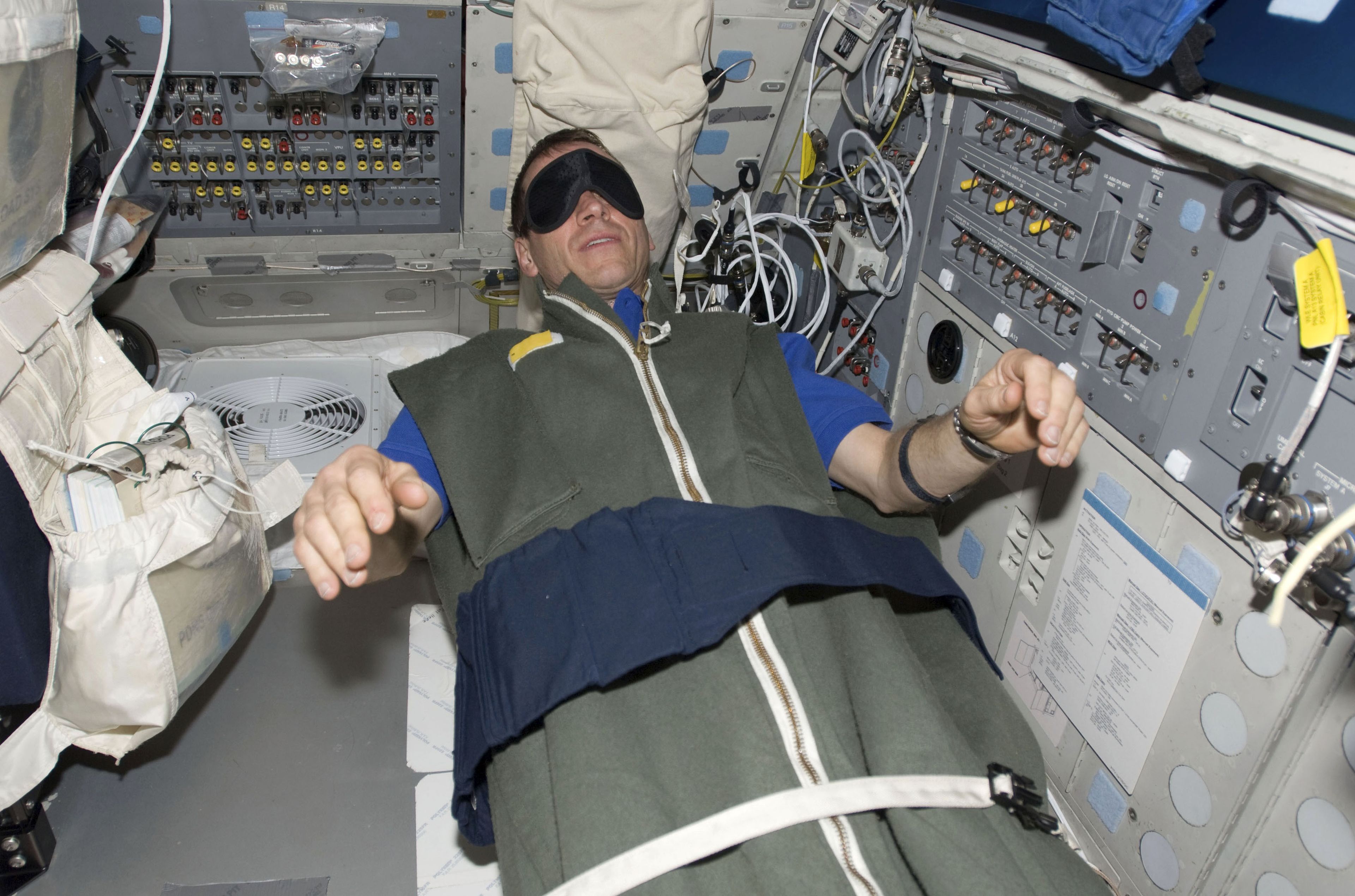 Astronauta durmiendo en el espacio