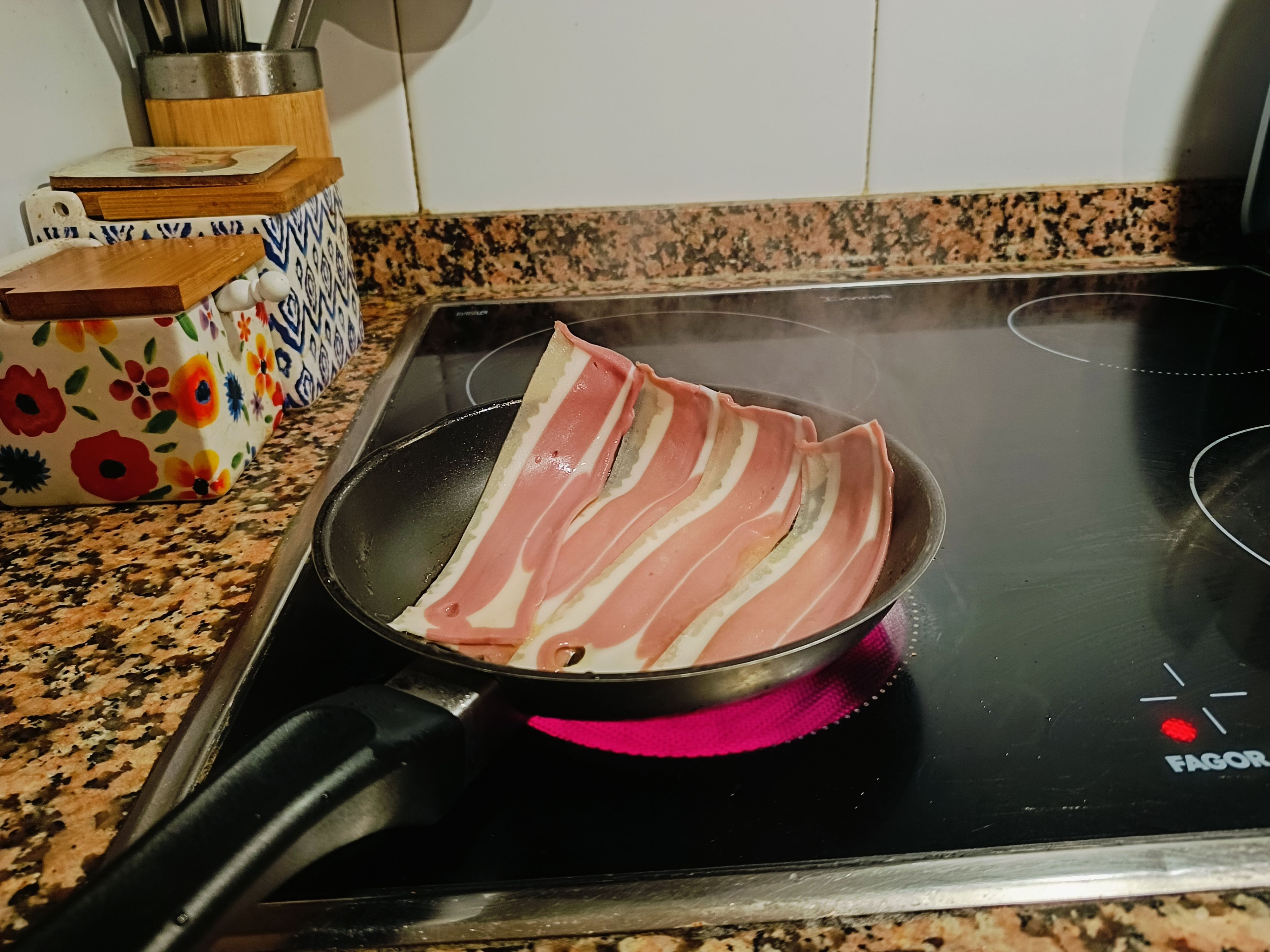 Me rugieron las tripas al oler el bacon chisporroteando.