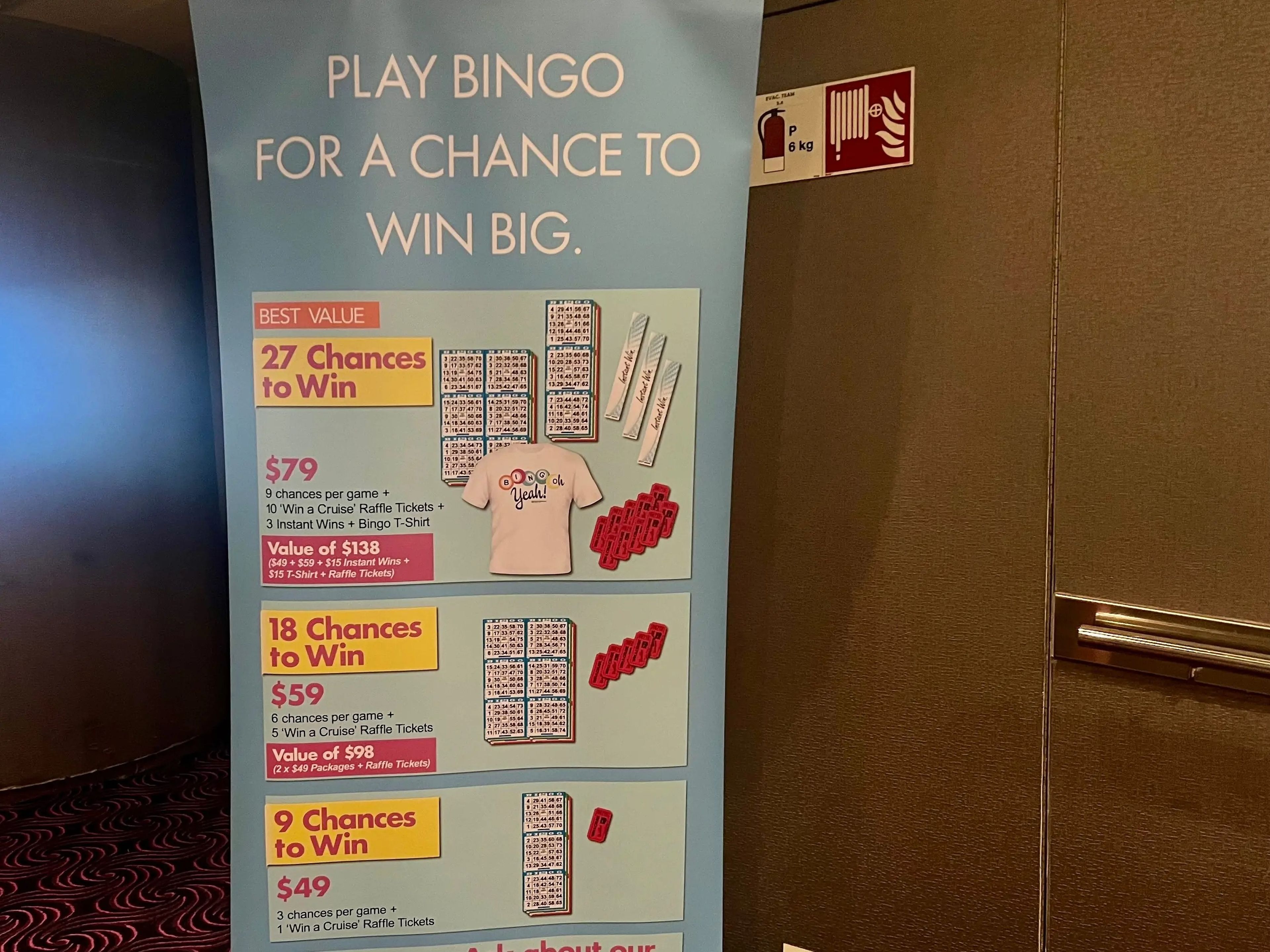 La pancarta con los precios de los cartones de bingo se colocó fuera del Stardust Lounge unos 30 minutos antes de que empezara el juego.
