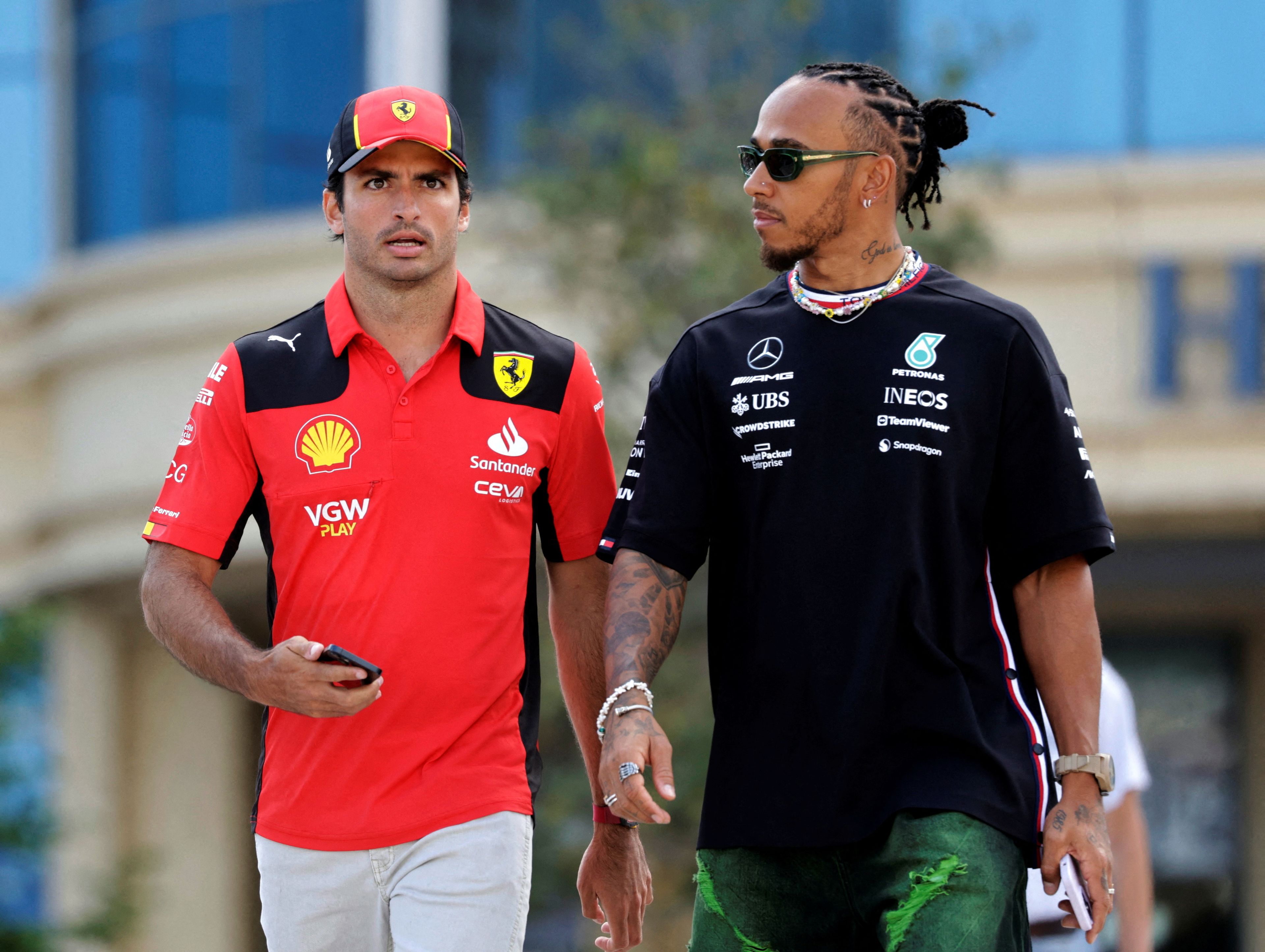 La foto del día: Ferrari anunció ayer el fichaje de Lewis Hamilton a partir de la próxima temporada, en un cambio de aires sorprendente en la F-1. Carlos Sainz no renovará con el equipo italiano y tendrá que cambiar de equipo para seguir en la parrilla.