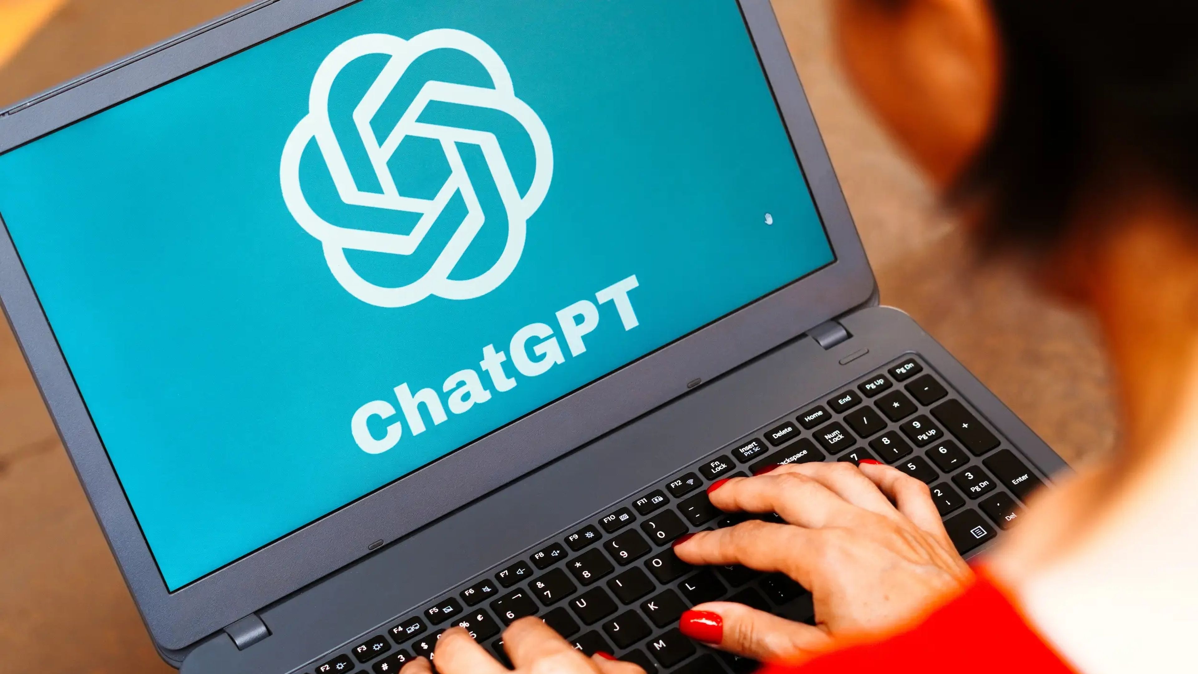 Una imagen de un ordenador portátil con el logo de ChatGPT.